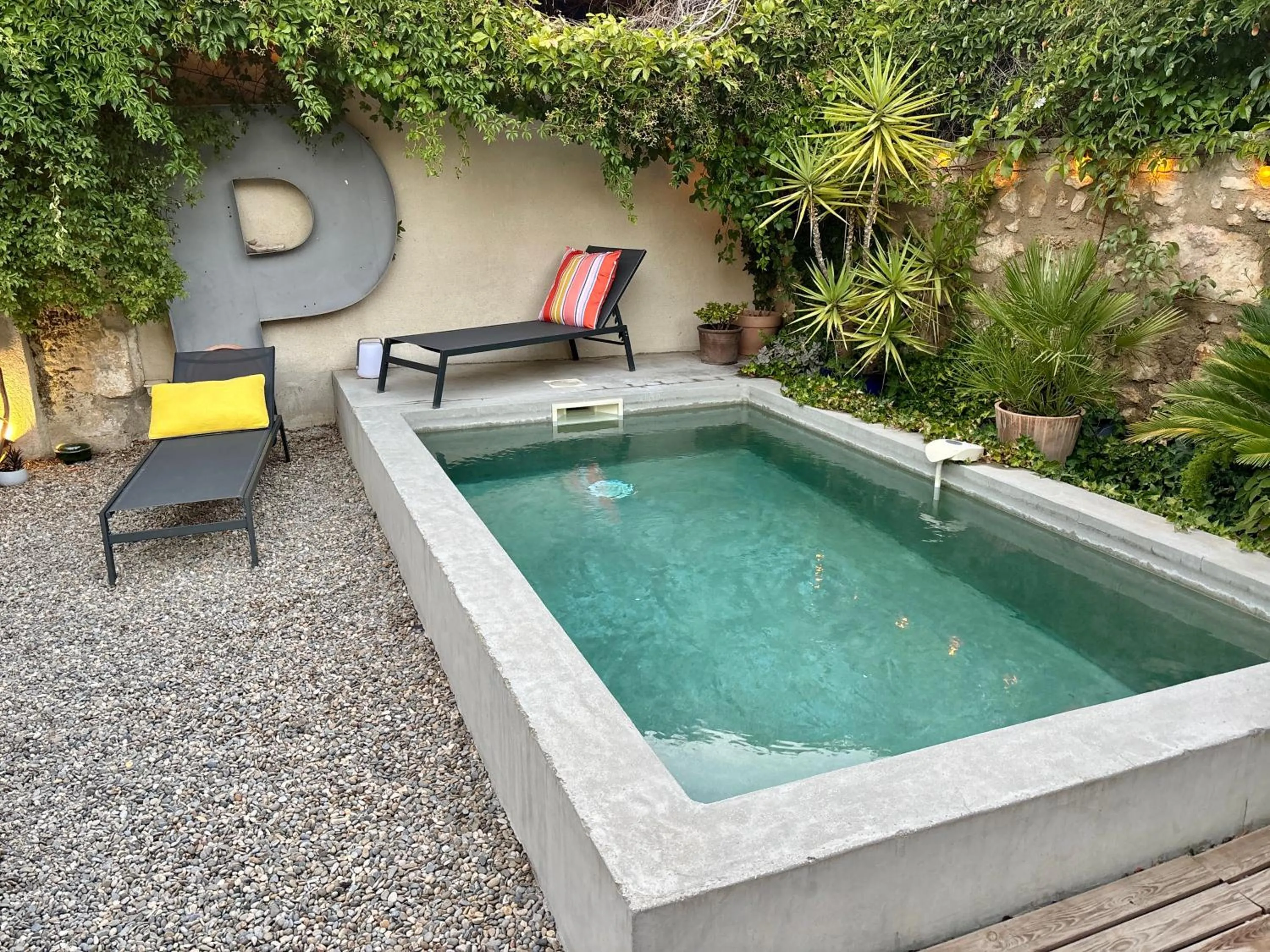 Swimming pool in Merci Papa Merci Maman