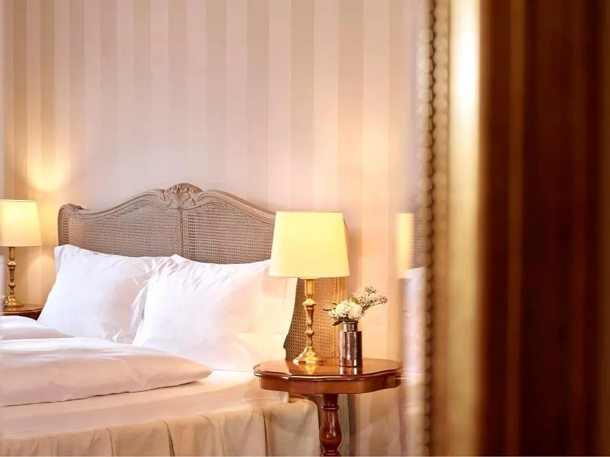 Classic double room with lake view - single occupancy in Grandhotel Giessbach