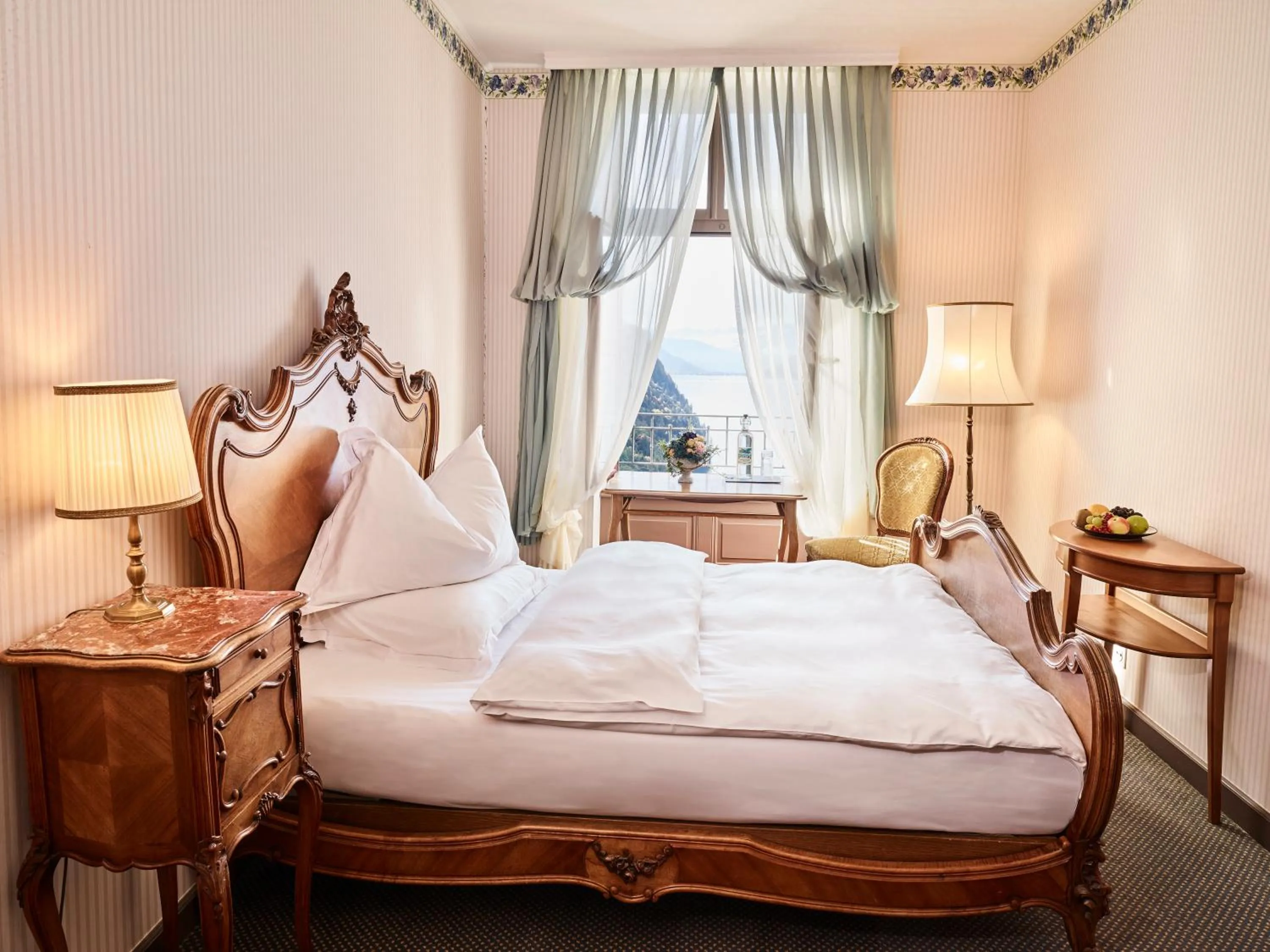 Bedroom, Bed in Grandhotel Giessbach