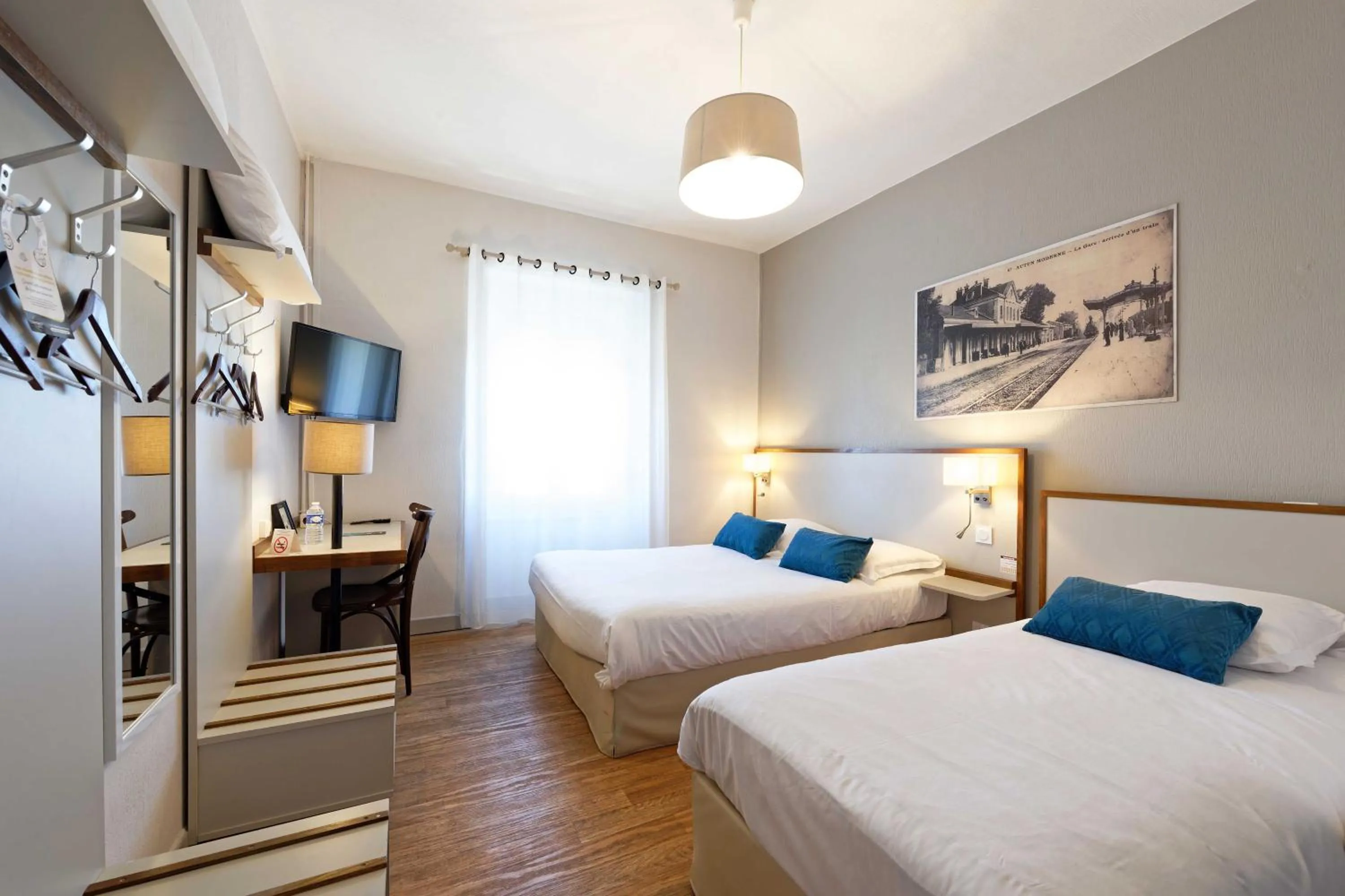 Photo of the whole room, Bed in Contact Hôtel du Commerce et son restaurant Côte à Côte