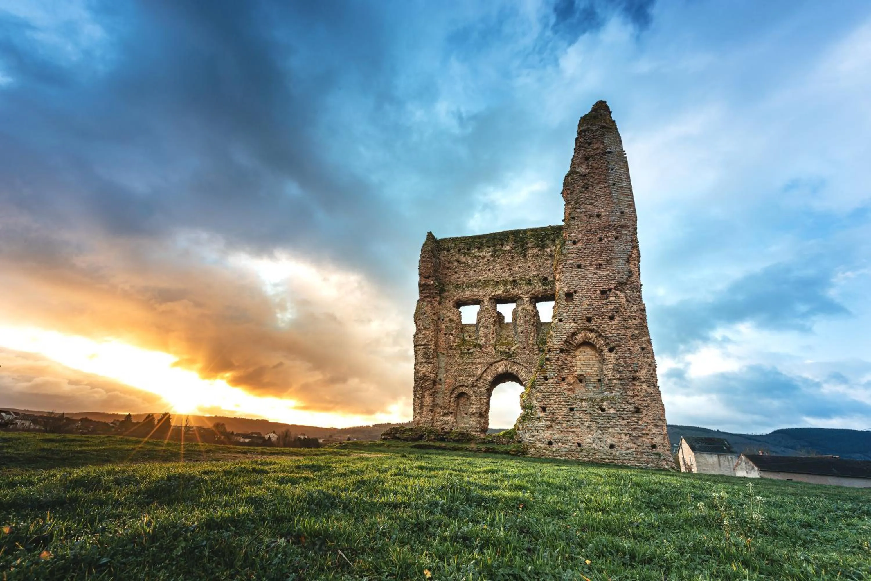 Nearby landmark in Contact Hôtel du Commerce et son restaurant Côte à Côte