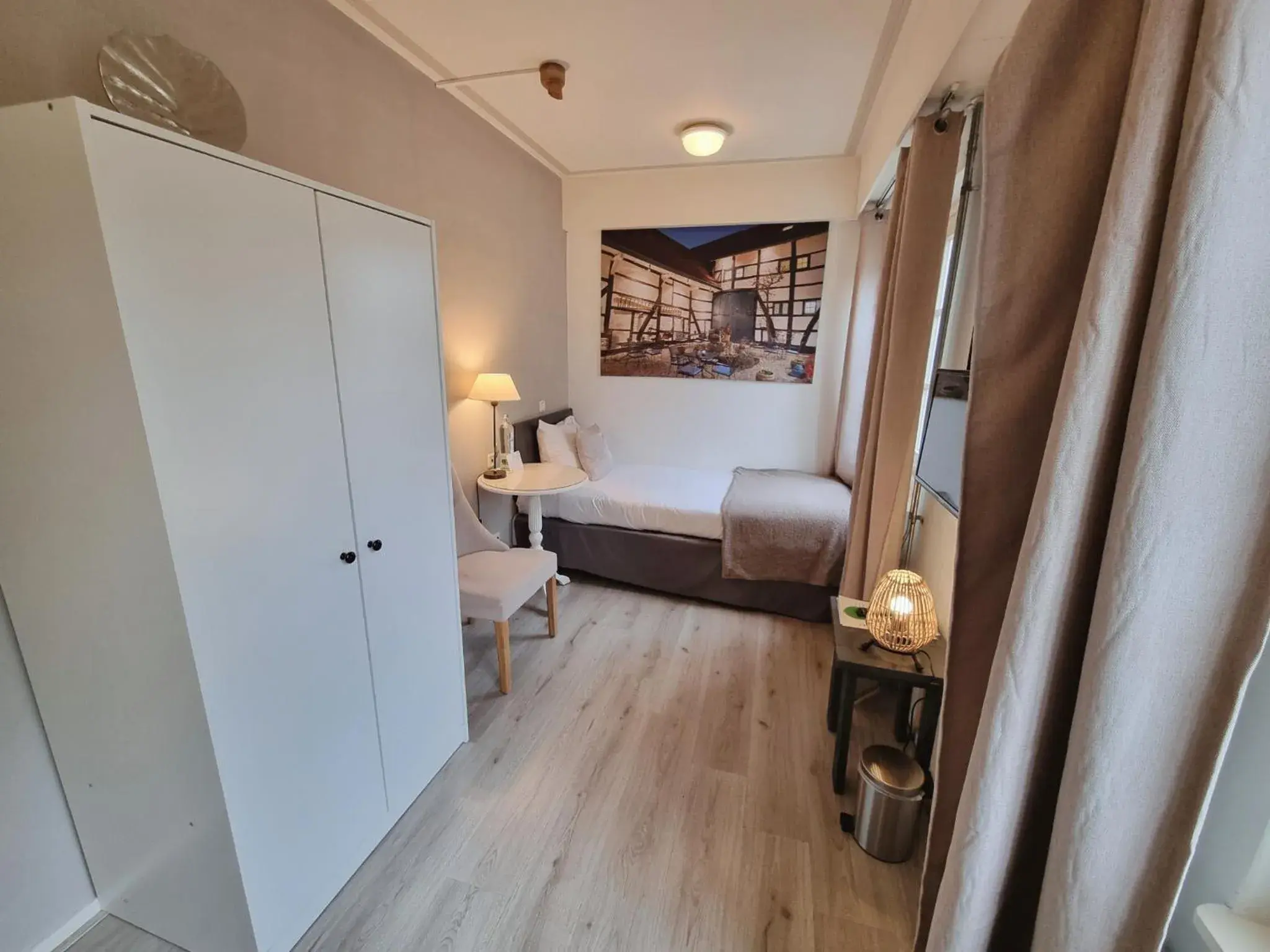 Standard Single Room in Hotel Brull Standard Single Room in Hotel Brull