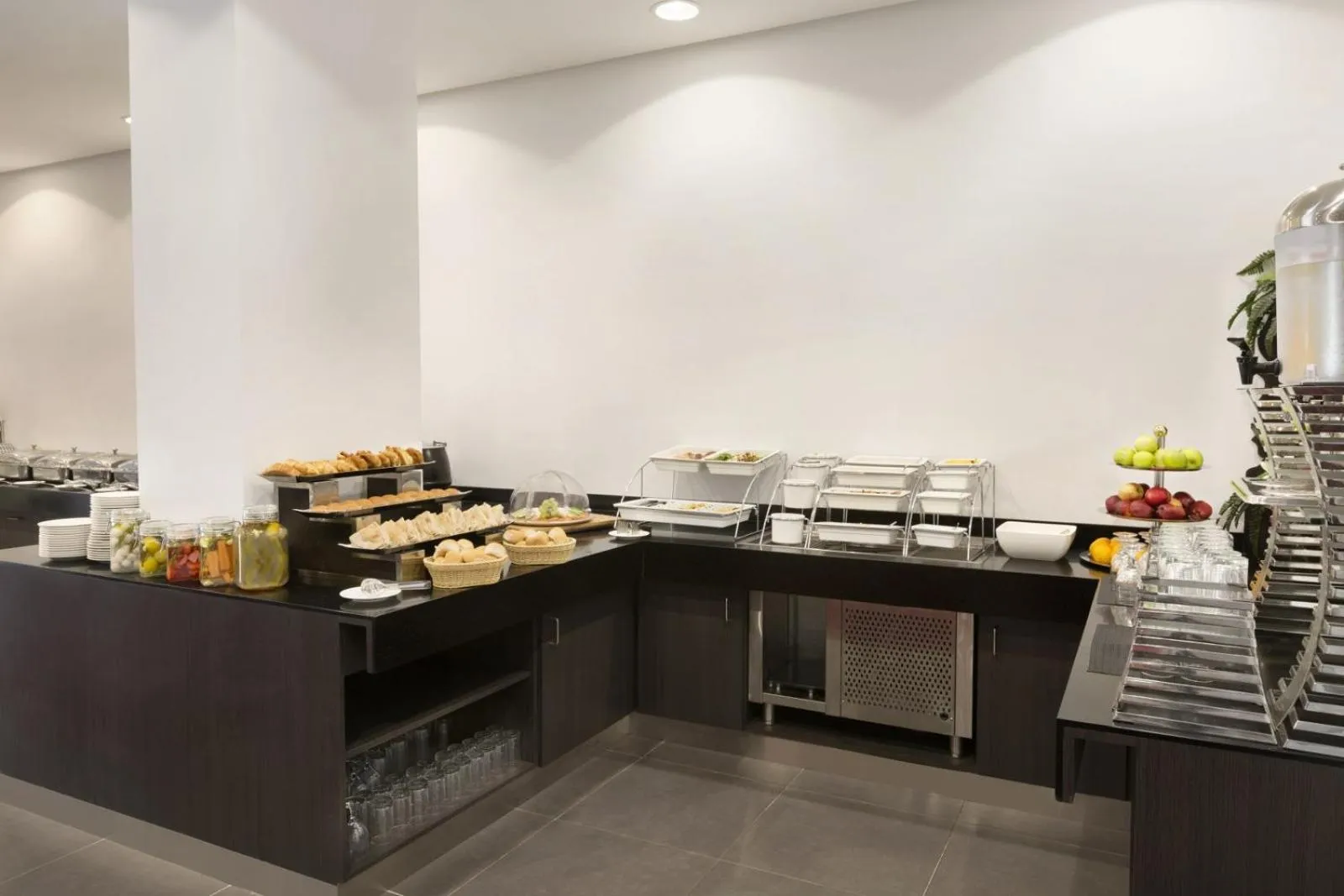 Restaurant/places to eat in Ramada Encore Al Khobar Olaya