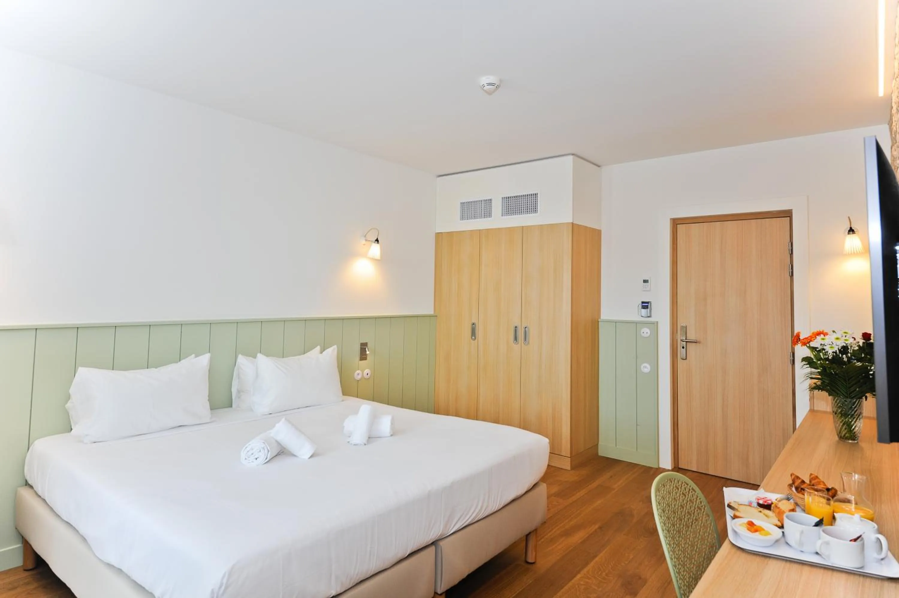 Photo of the whole room, Bed in Hôtel Les Grenettes