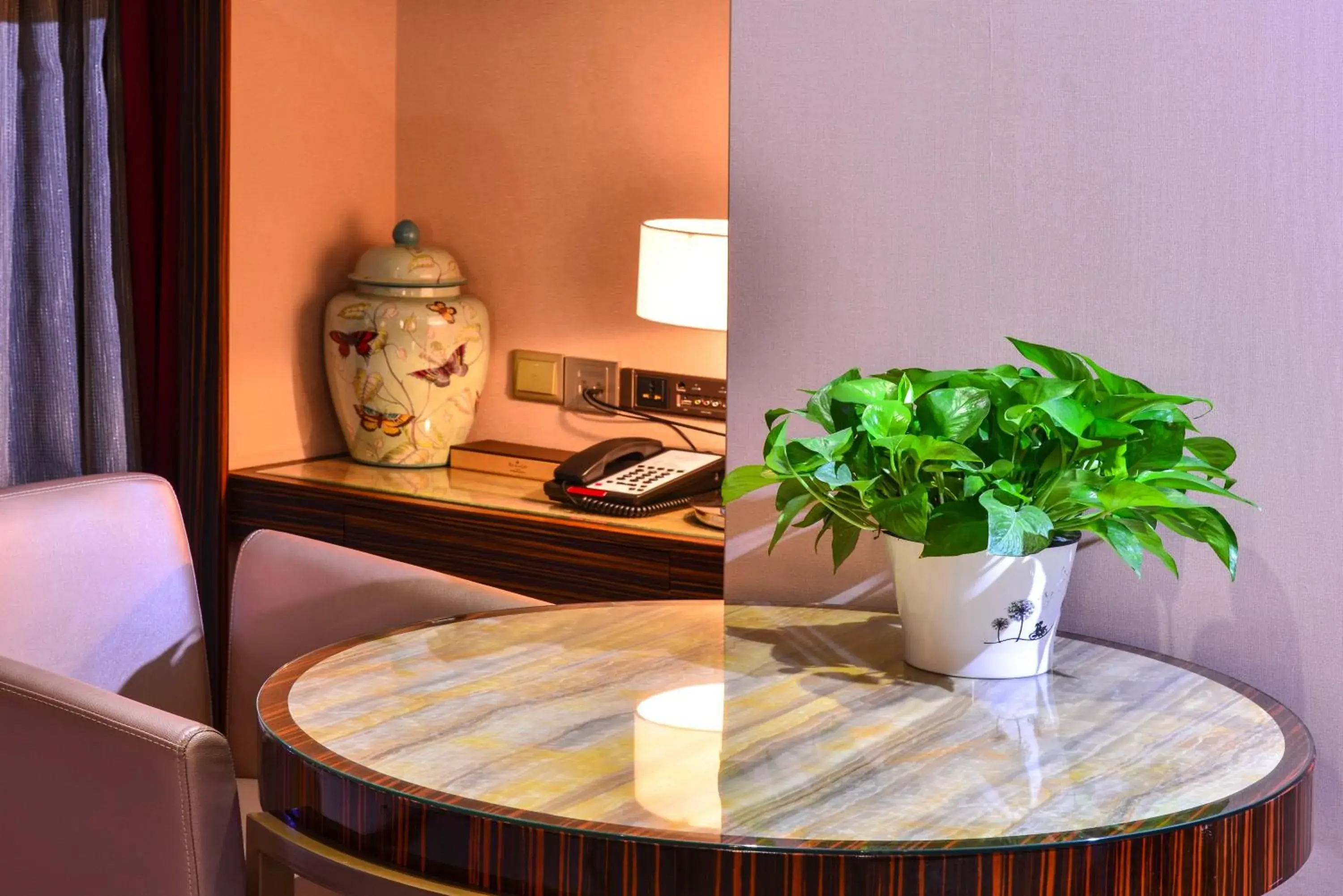 Executive Suite - Smoking in Ramada Heze Executive Suite - Smoking in Ramada Heze