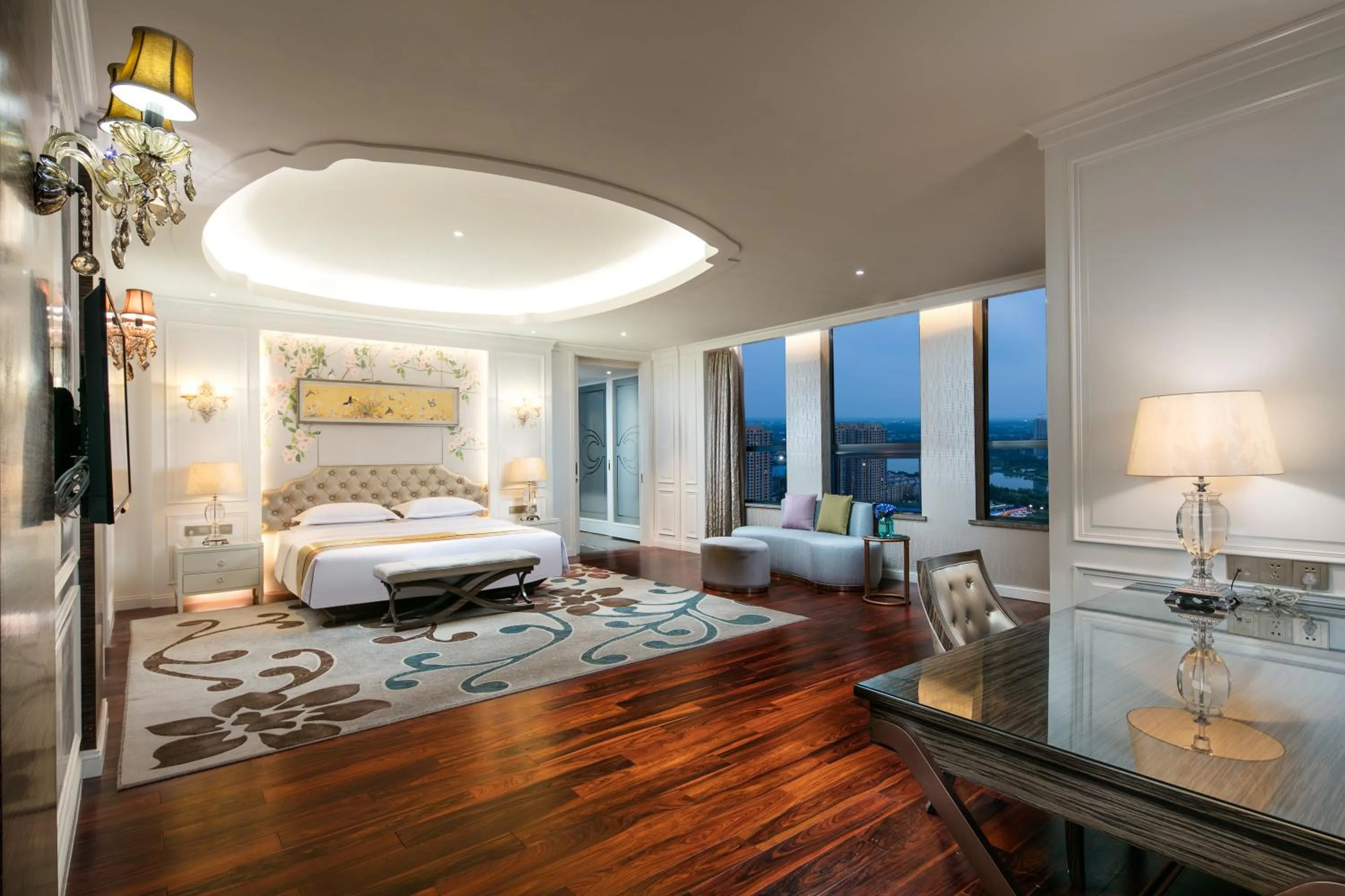 Photo of the whole room, Bed in Ramada Heze