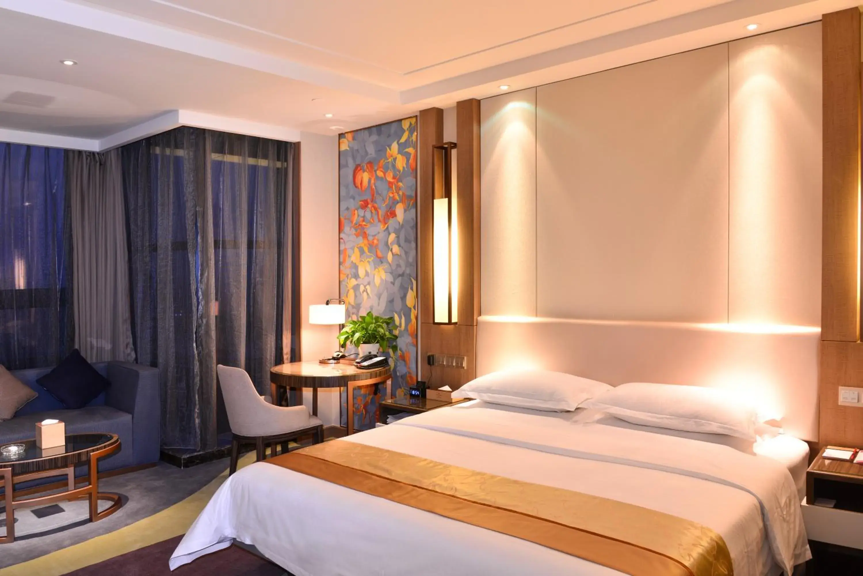 Deluxe King Smoking in Ramada Heze Deluxe King Smoking in Ramada Heze