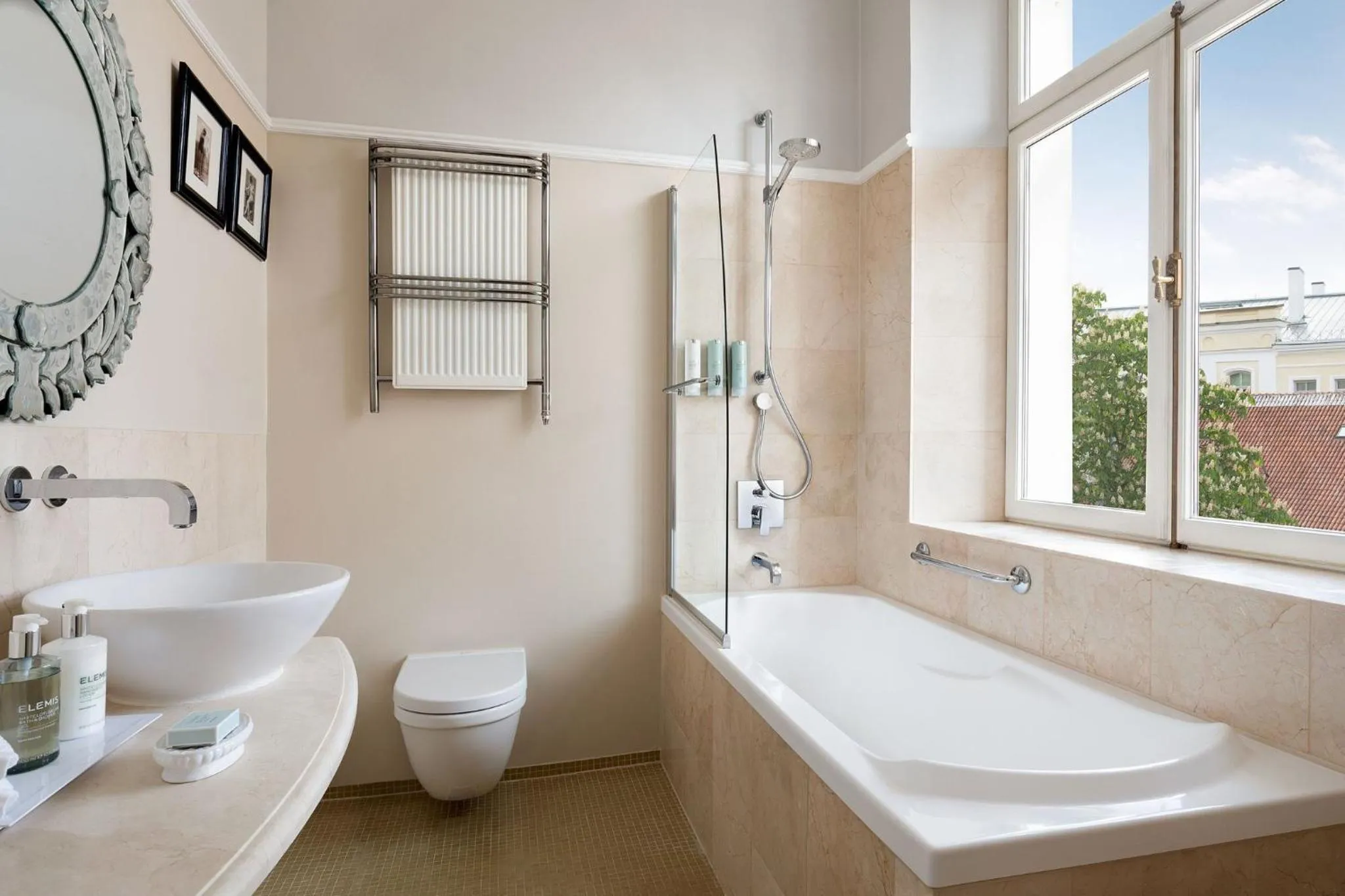 Bathroom in Hotel Telegraaf, Autograph Collection