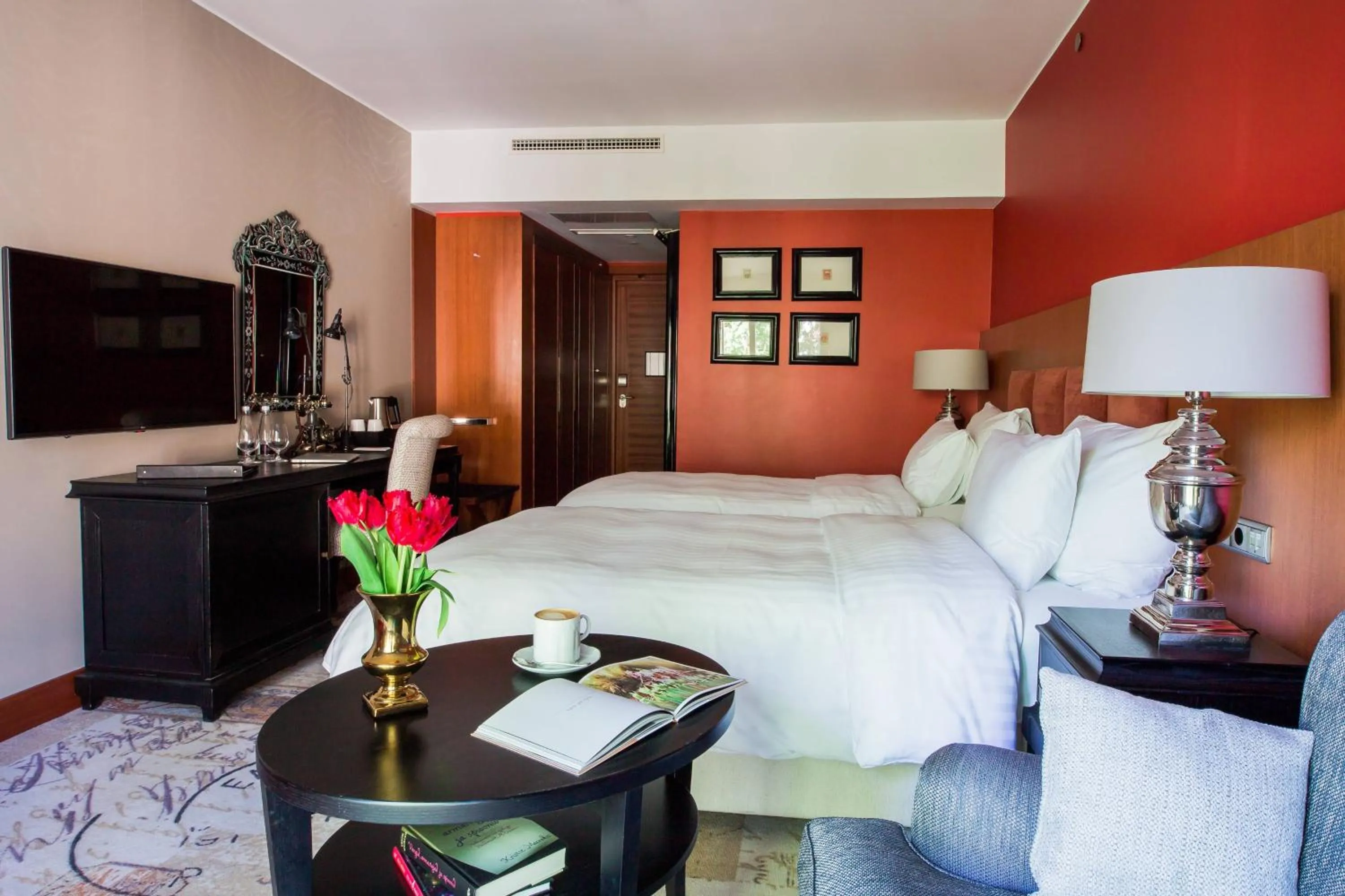 Photo of the whole room, Bed in Hotel Telegraaf, Autograph Collection