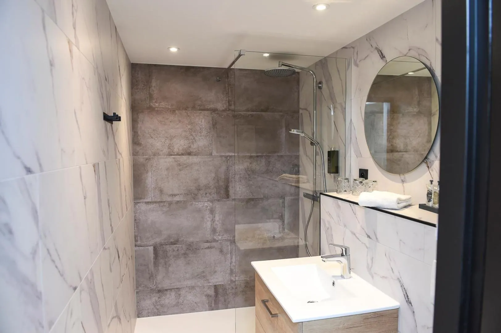 Shower in The Originals Boutique Hôtel La Villa Ouest & Spa