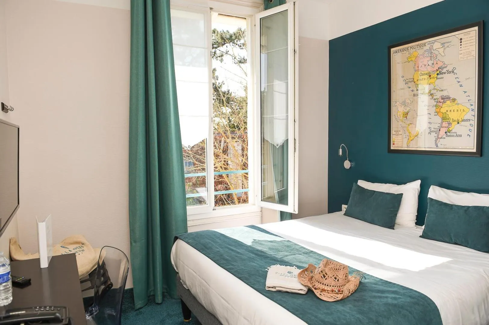 Bed in The Originals Boutique Hôtel La Villa Ouest & Spa