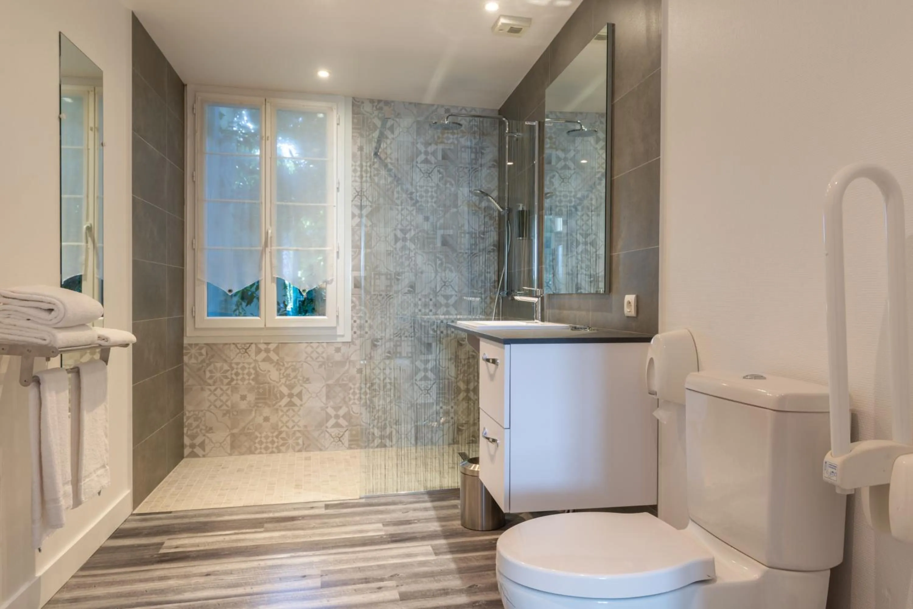 Facility for disabled guests in The Originals Boutique Hôtel La Villa Ouest & Spa