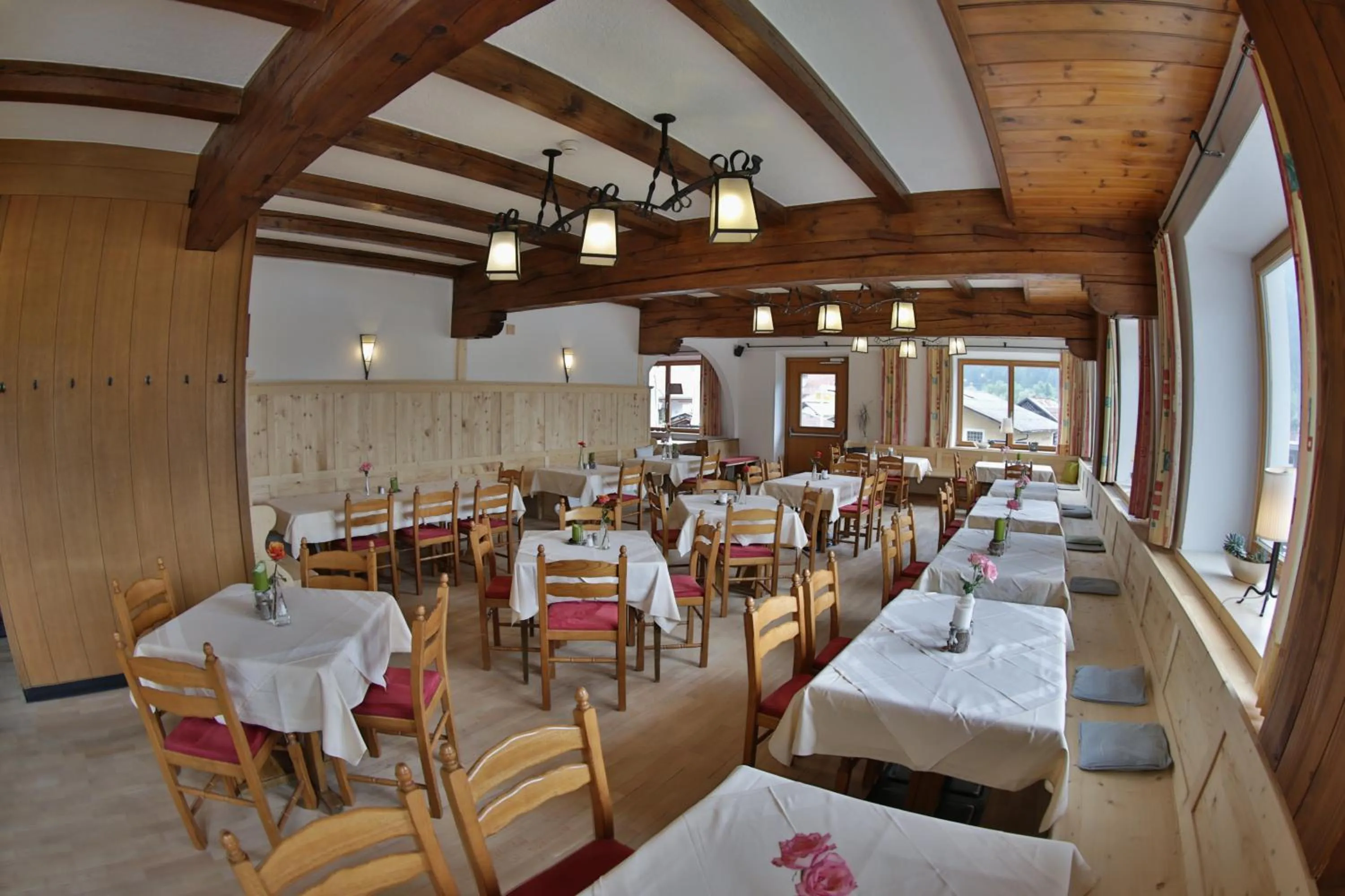 Restaurant/Places to Eat in Alpenhotel
