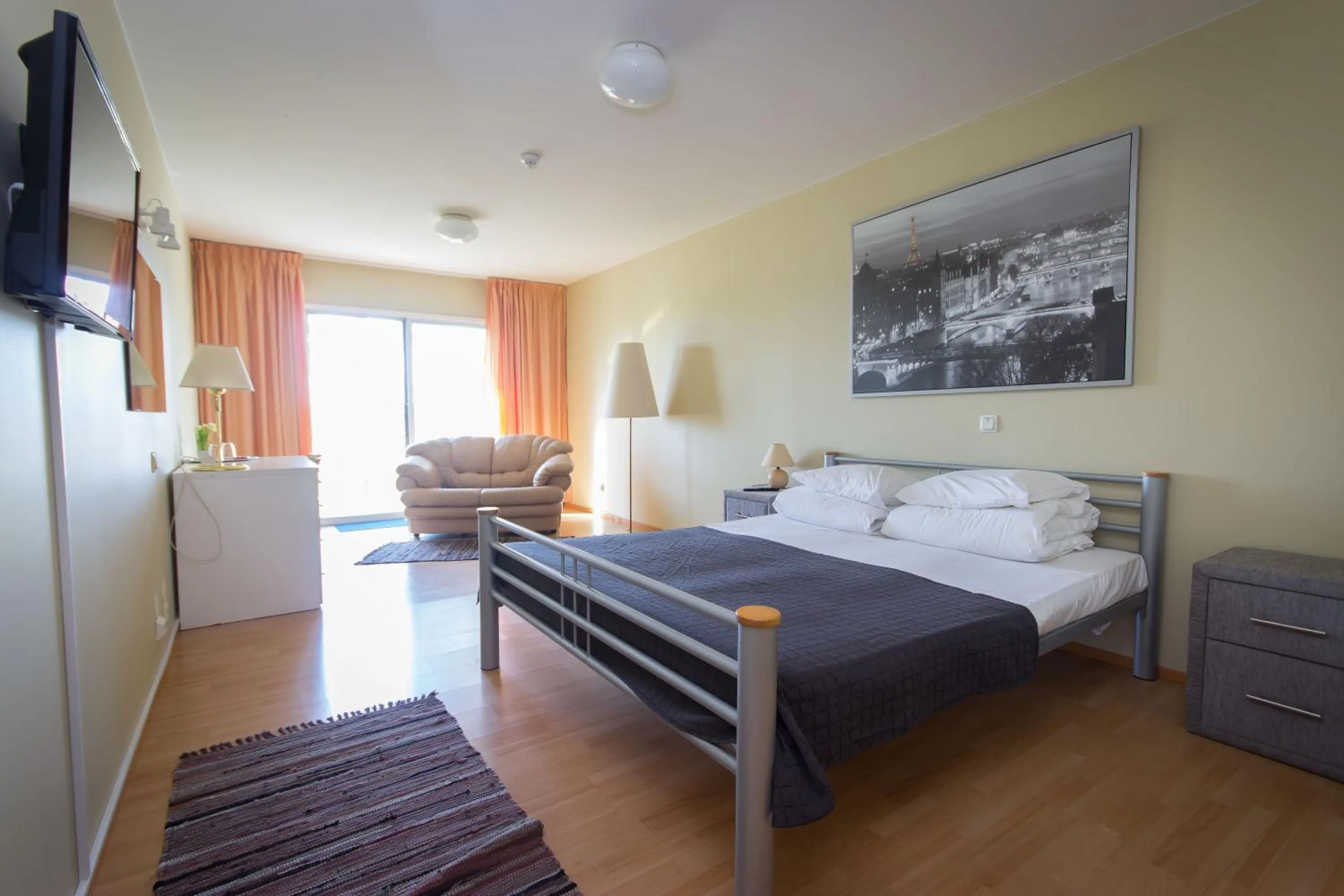 Photo of the whole room, Bed in Peoleo Hotell