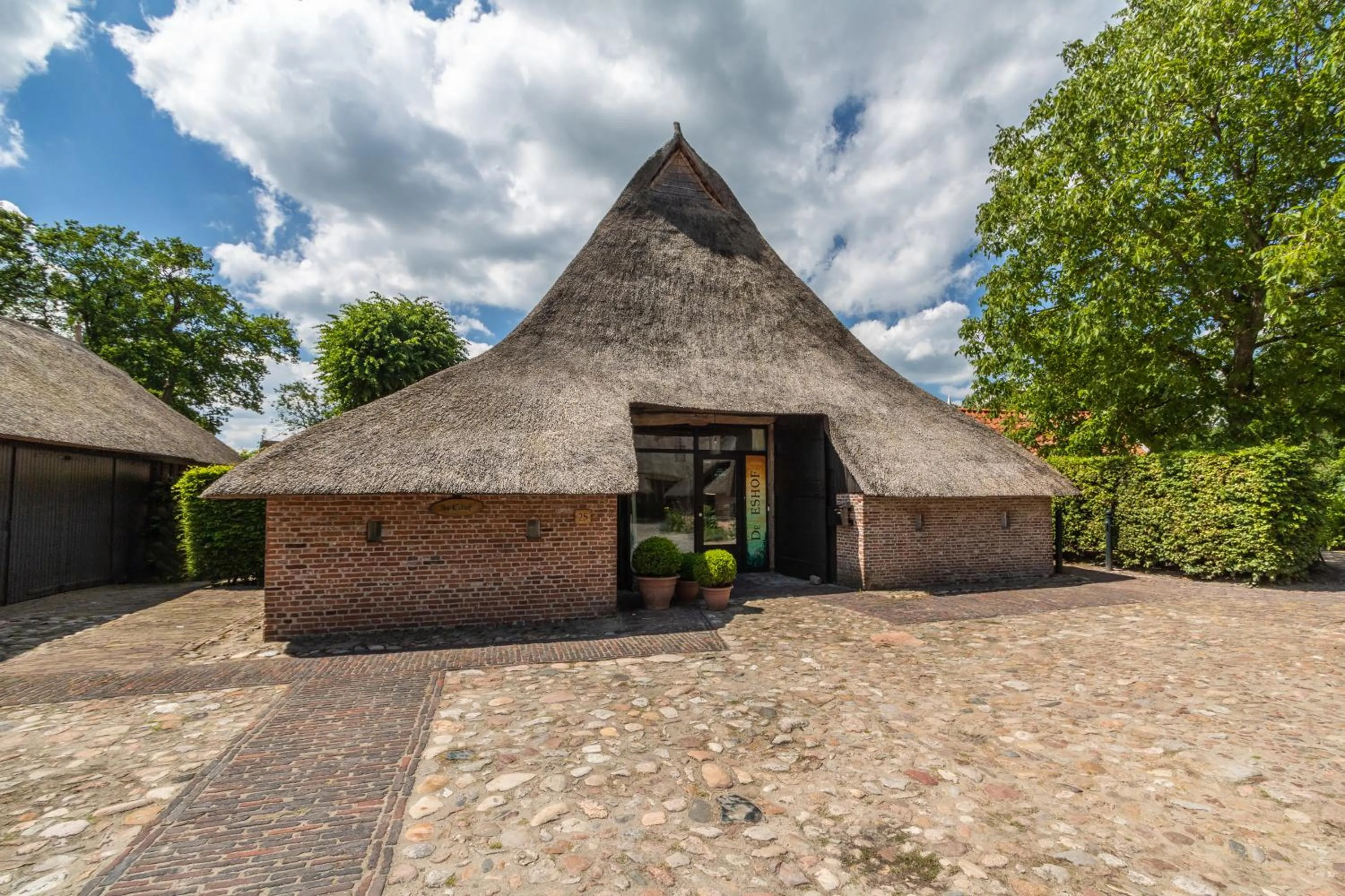 Facade/entrance in Hoeve de Eshof