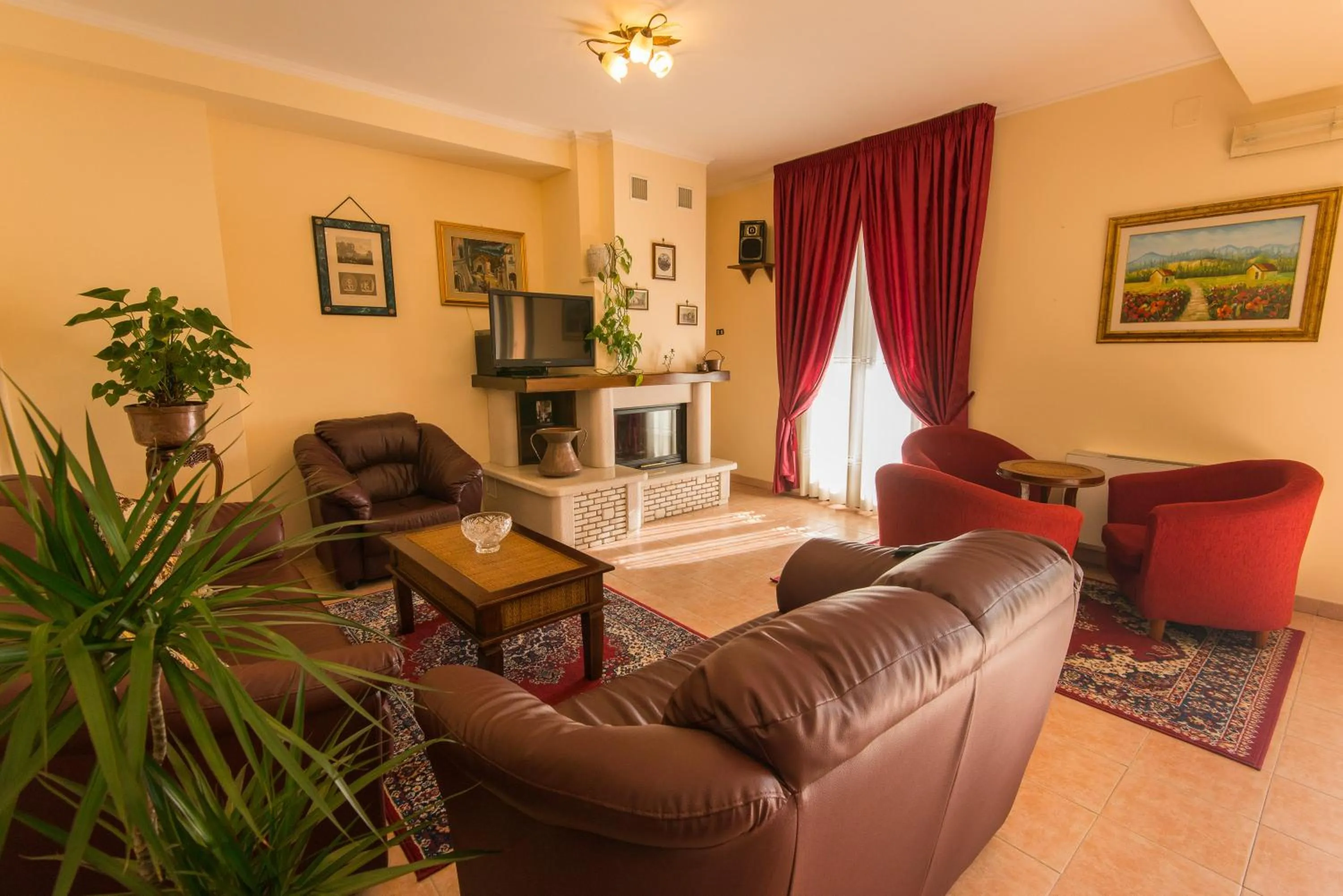 Communal lounge/ TV room in Albergo Della Corte