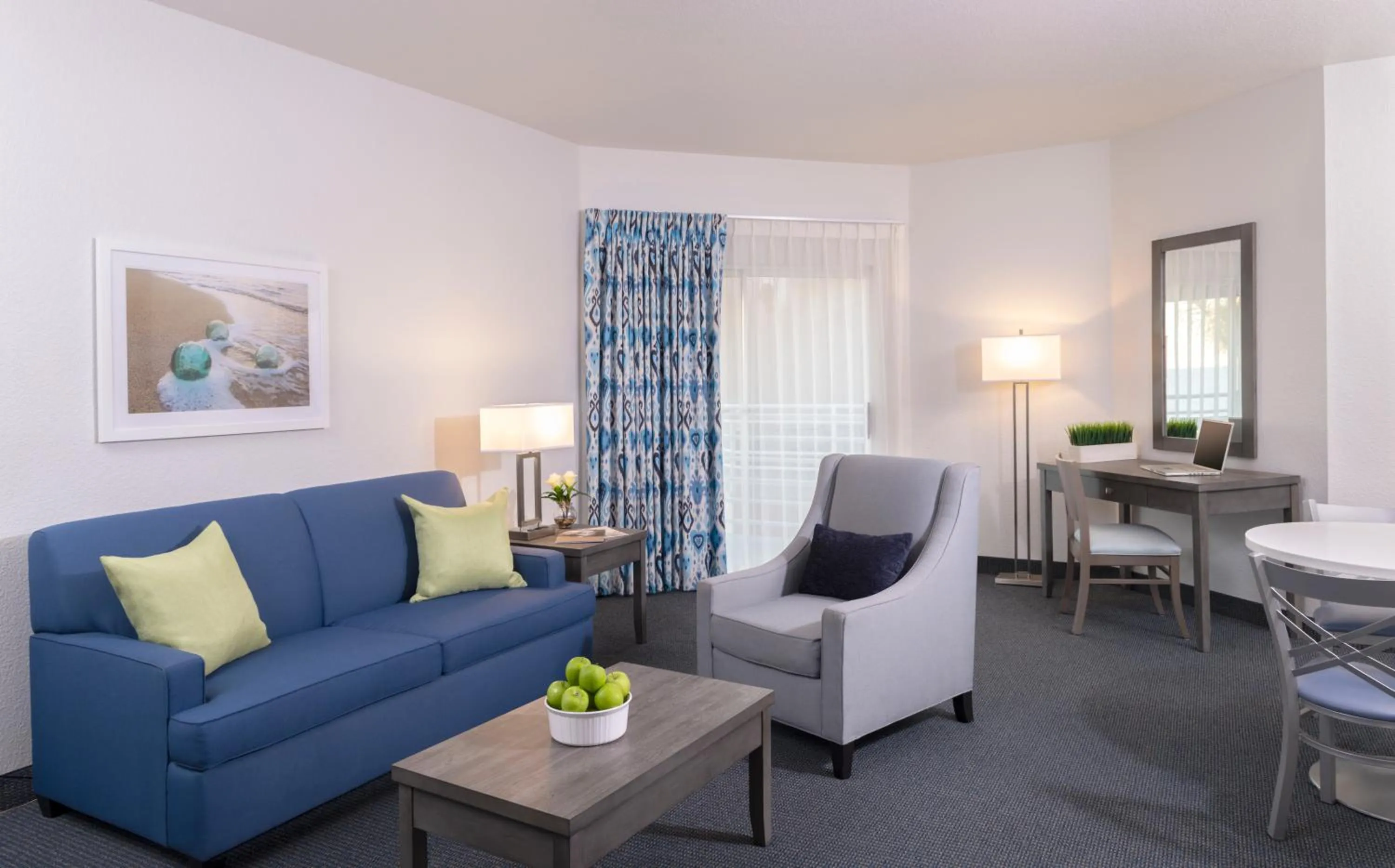 Living room in Beachfront Inn and Suites at Dana Point
