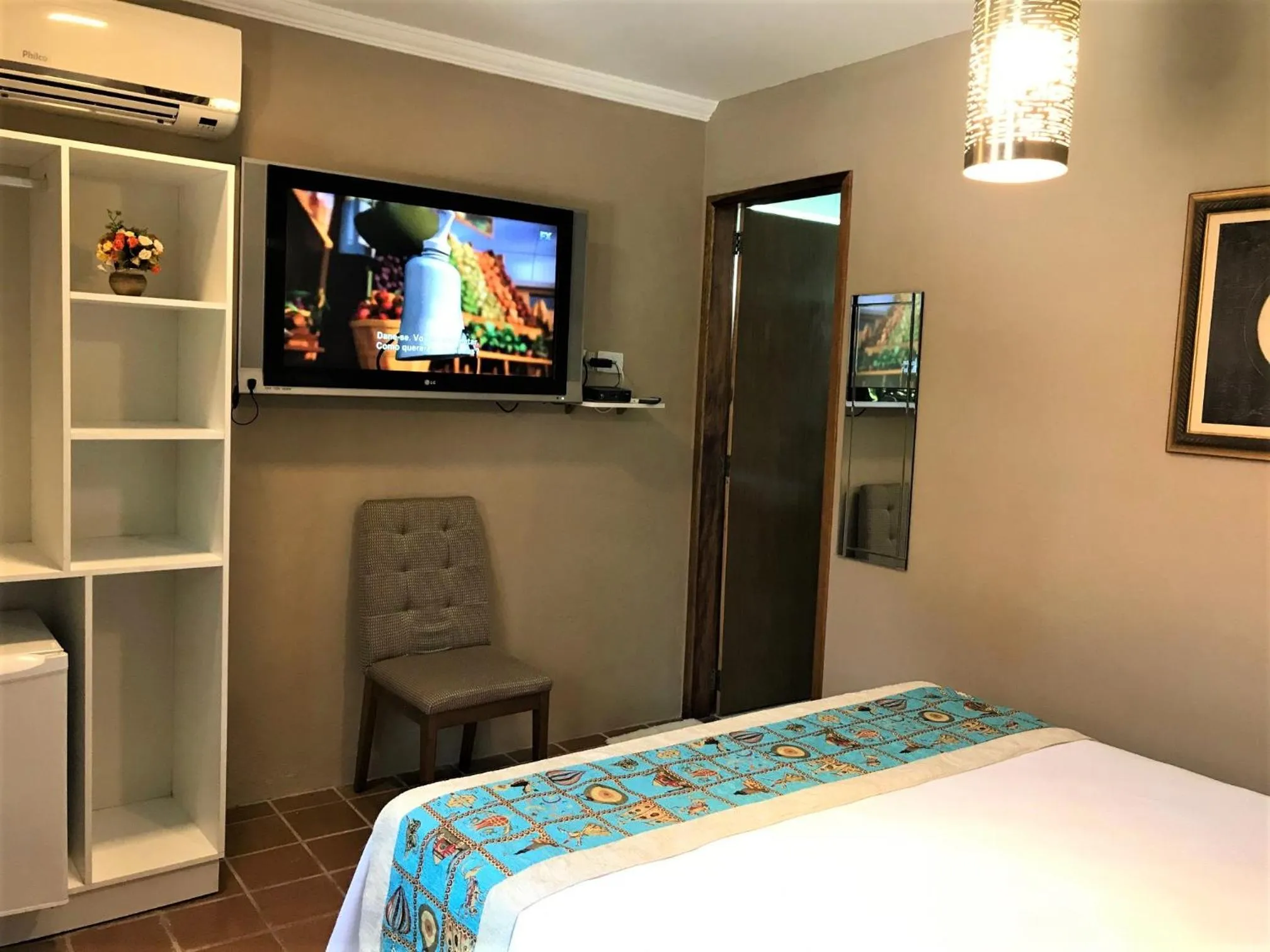 Photo of the whole room, Bed in Suítes Bouganville