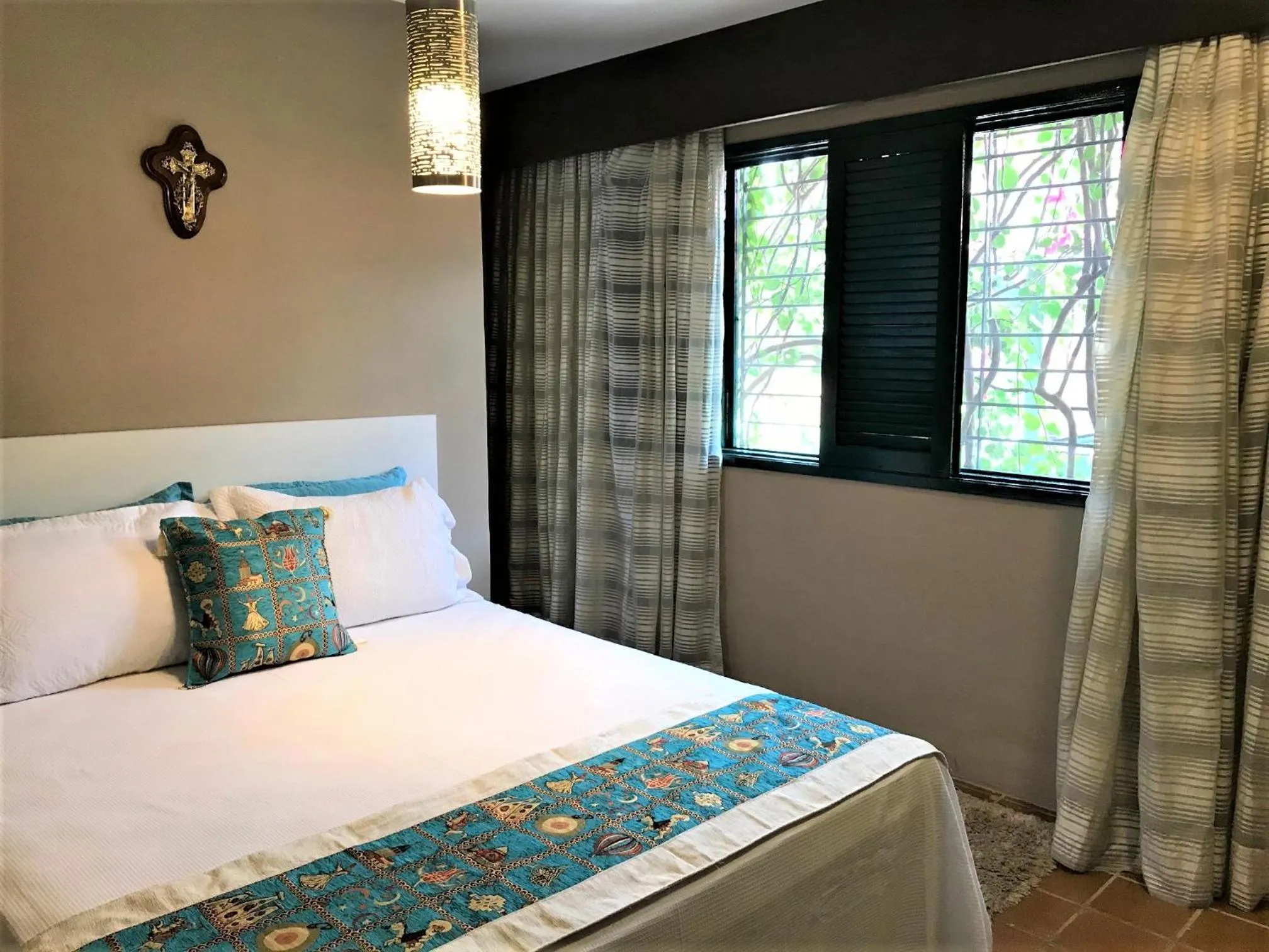 Photo of the whole room, Bed in Suítes Bouganville