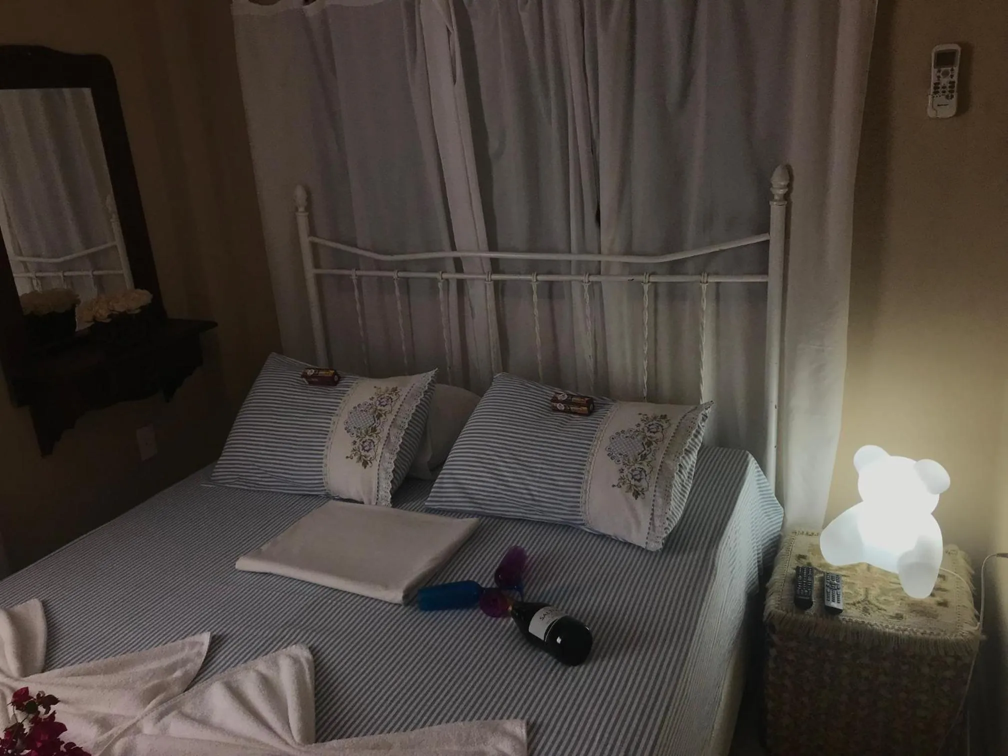 Photo of the whole room, Bed in Suítes Bouganville