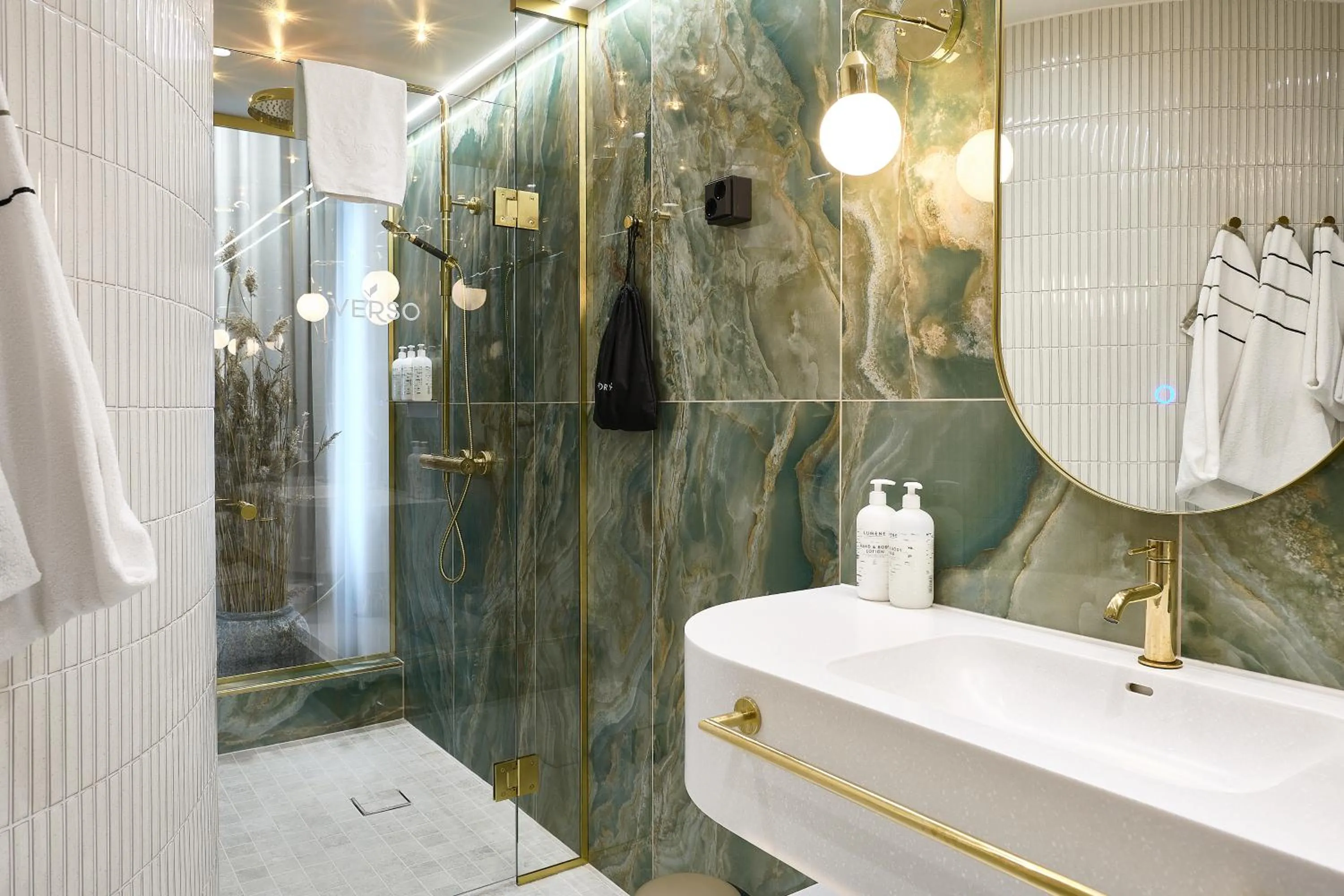 Shower in Hotel Verso