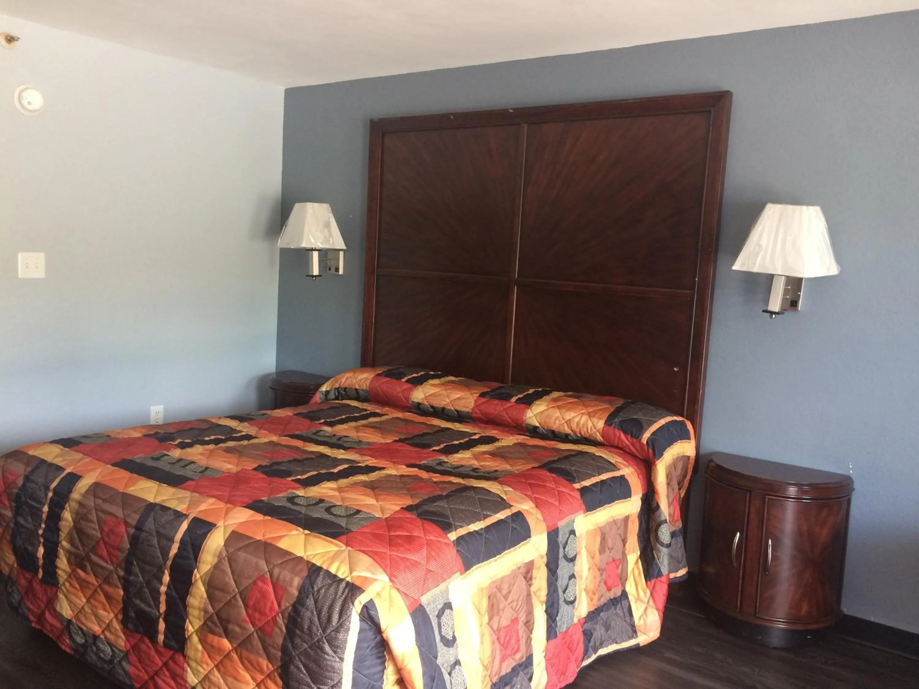 Bed in Gulf American Inns