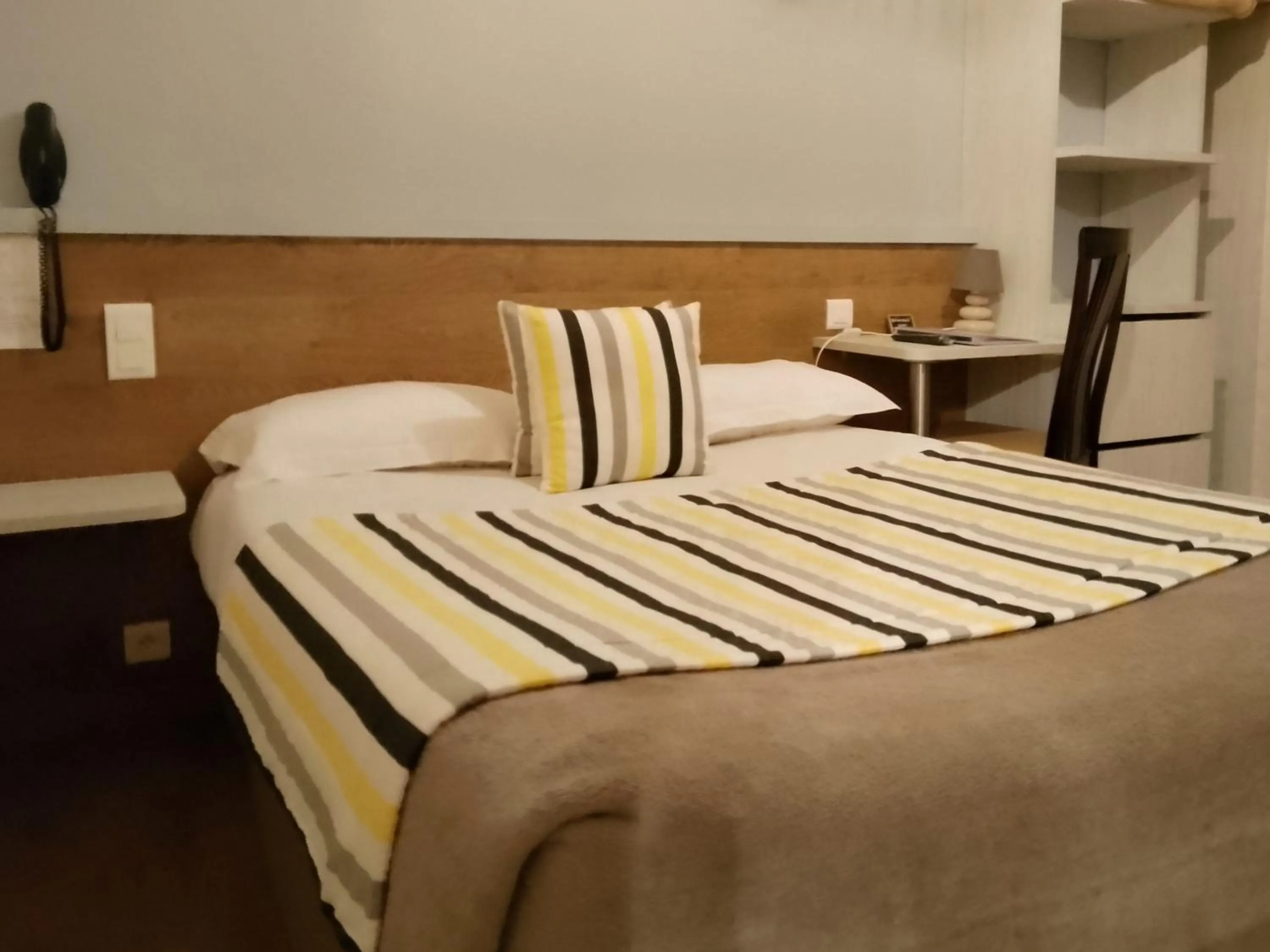 Restaurant/places to eat, Bed in Logis Hôtel Andreinia & Cabanes