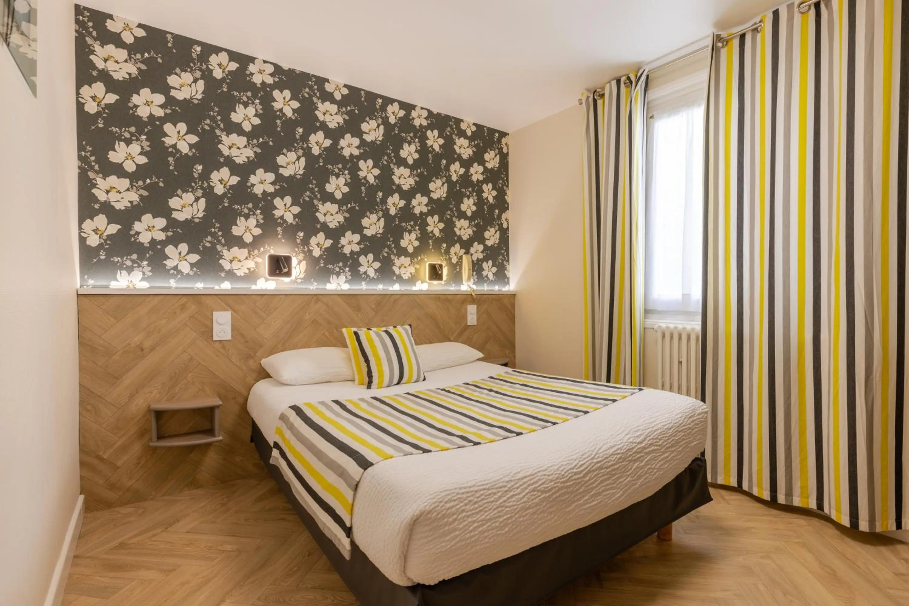 Restaurant/places to eat, Bed in Logis Hôtel Andreinia & Cabanes