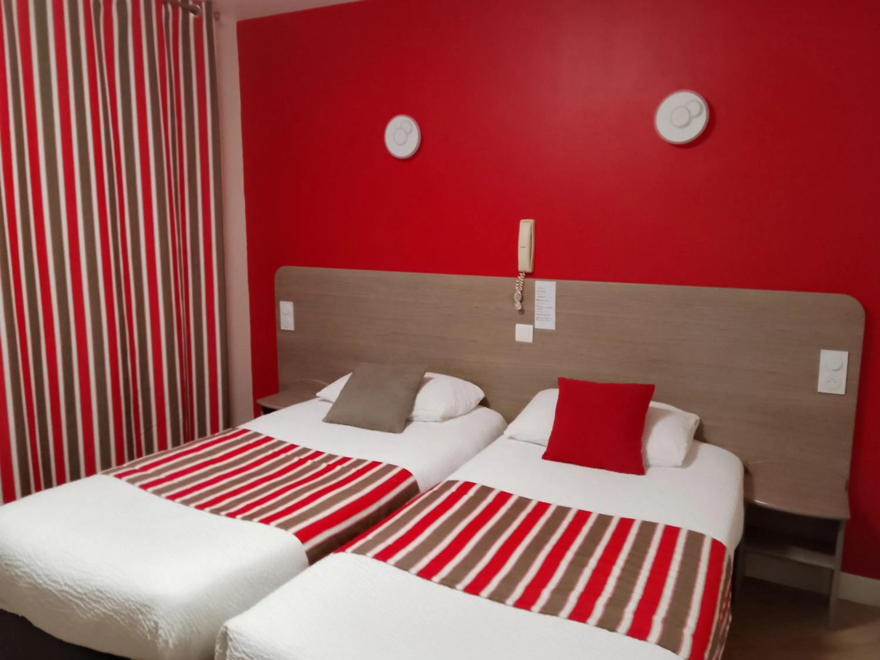 Property building, Bed in Logis Hôtel Andreinia & Cabanes