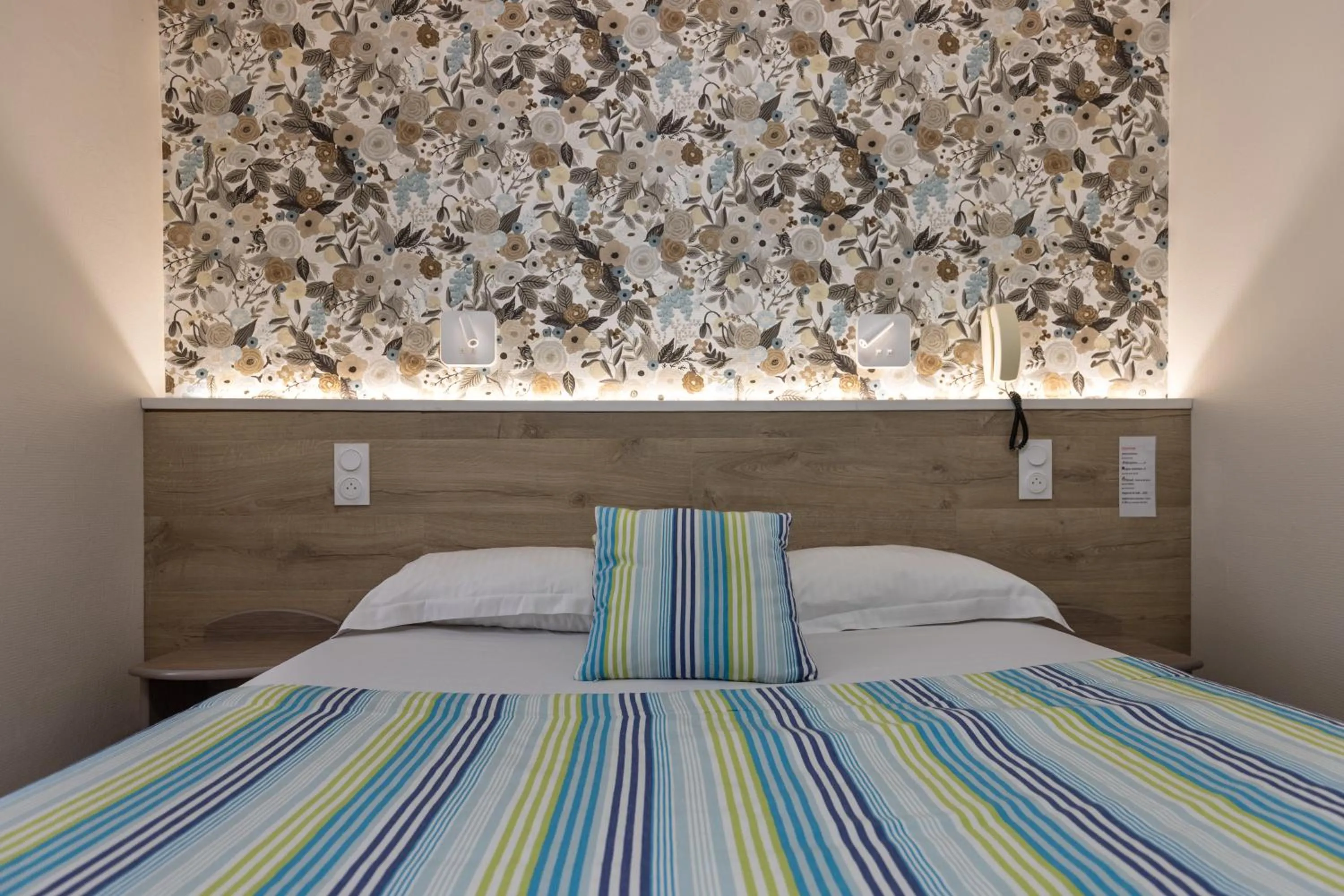 Property building, Bed in Logis Hôtel Andreinia & Cabanes