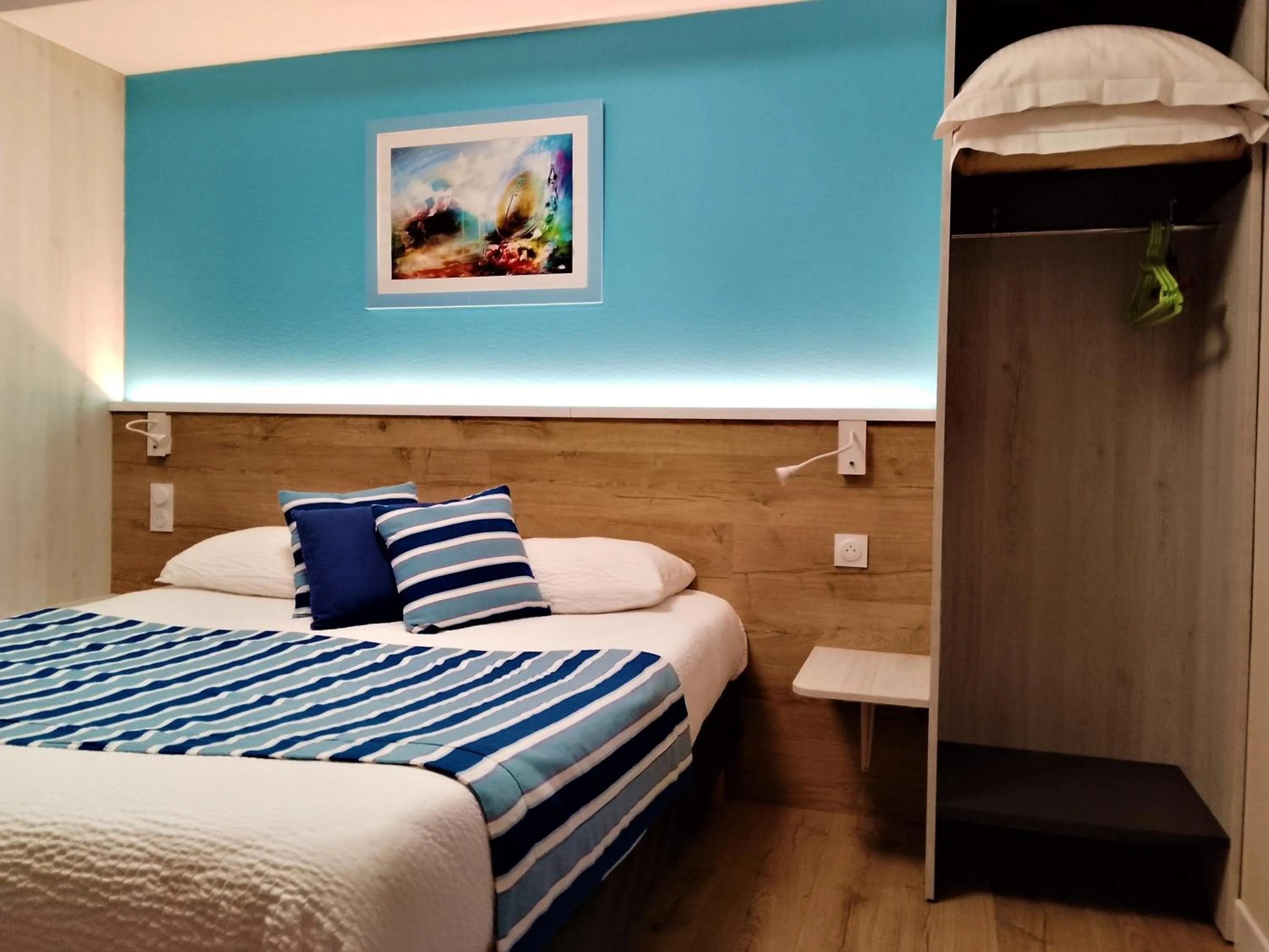 Restaurant/places to eat, Bed in Logis Hôtel Andreinia & Cabanes