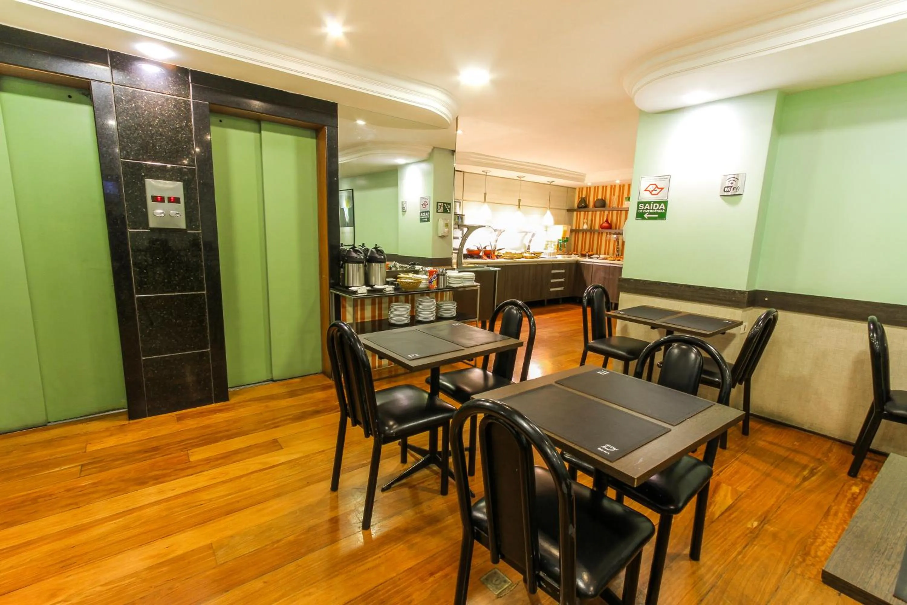 Restaurant/places to eat in Hotel Plaza Apolo