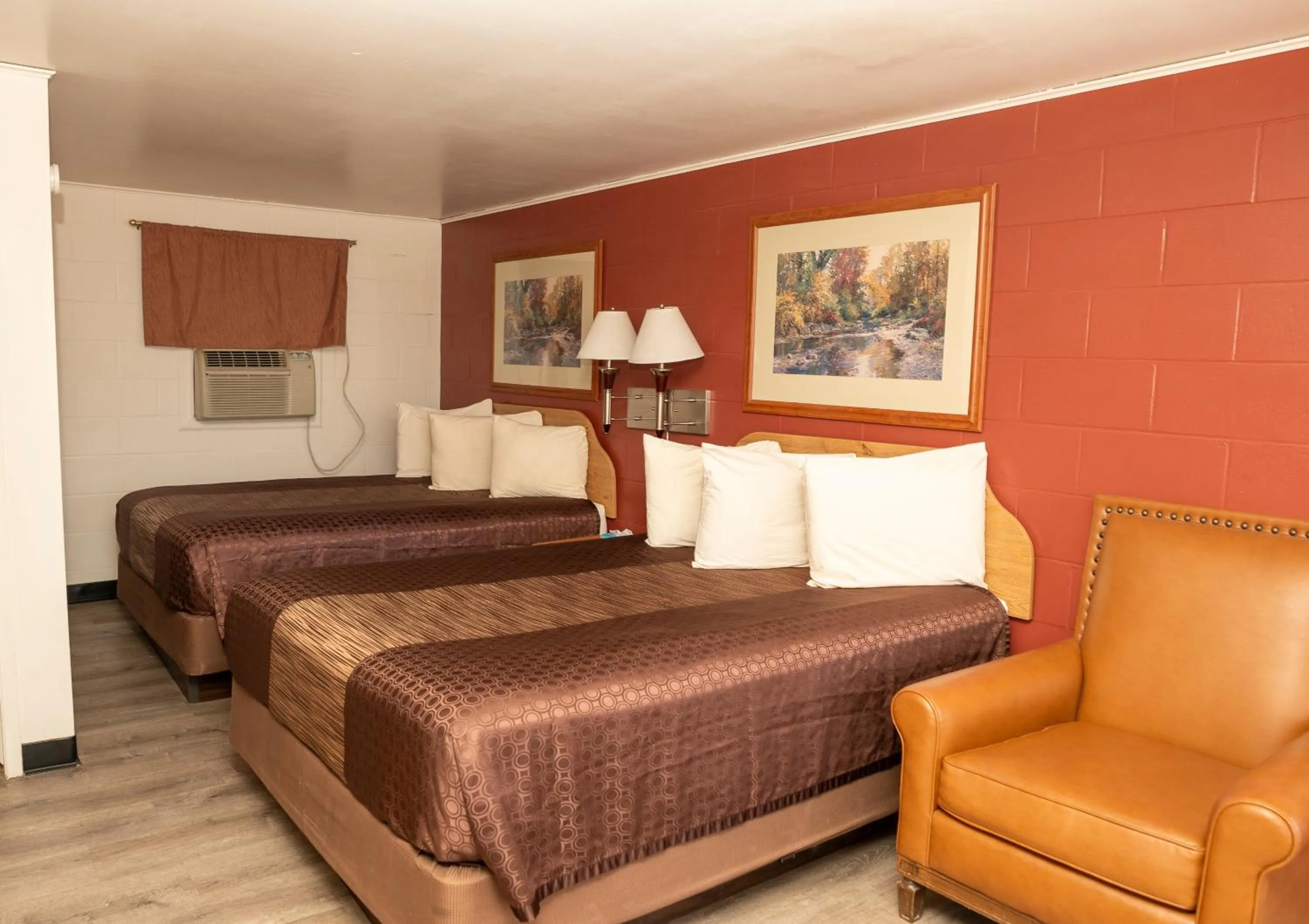 View (from property/room), Bed in Auto Inn Motel & RV Park