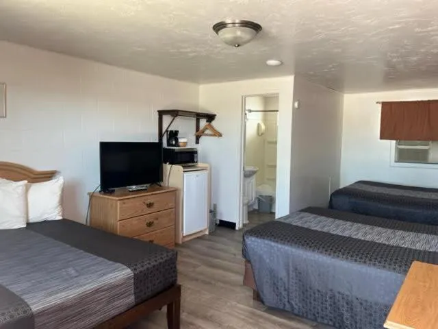 Photo of the whole room, Bed in Auto Inn Motel & RV Park