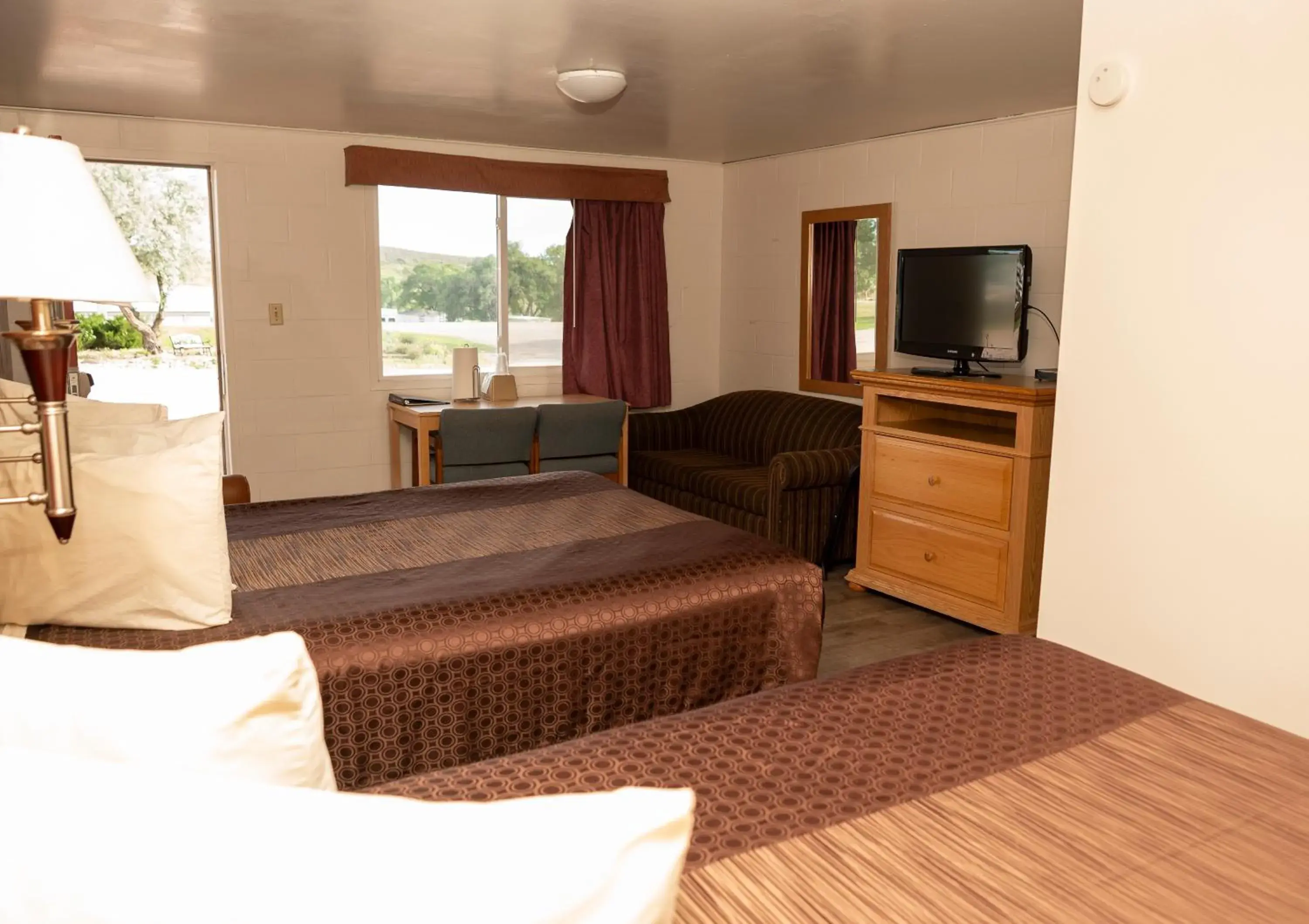 Queen Room with Two Queen Beds in Auto Inn Motel & RV Park Queen Room with Two Queen Beds in Auto Inn Motel & RV Park