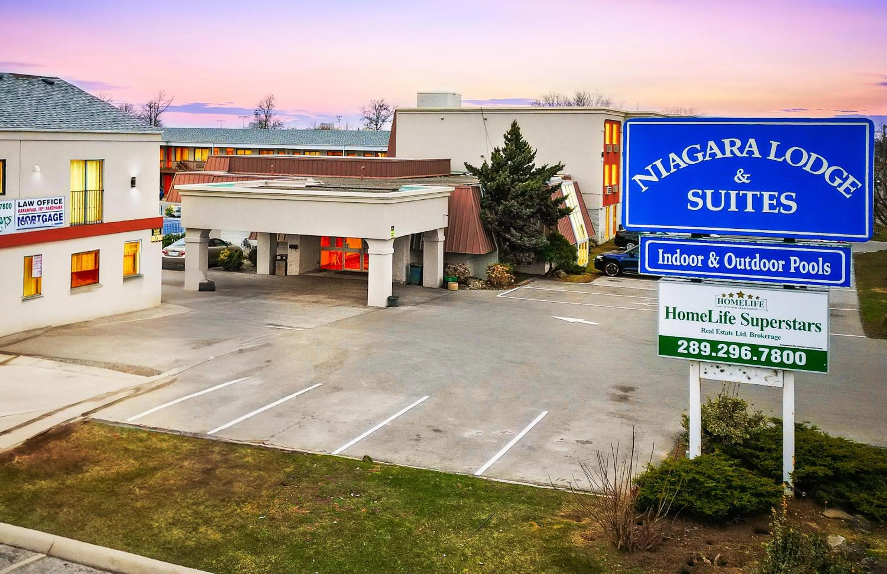 Property building in Niagara Lodge & Suites