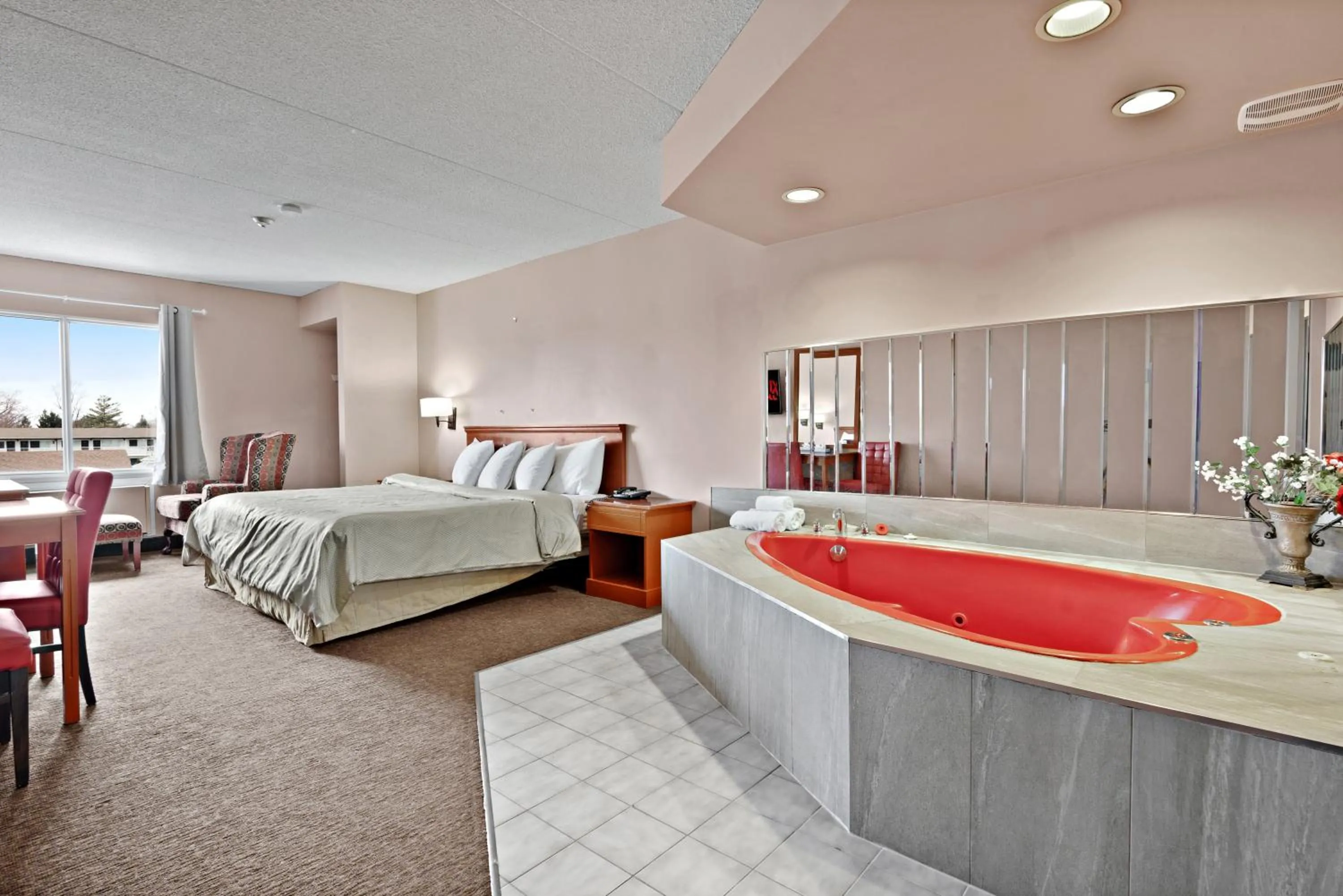 Bedroom, Bed in Niagara Lodge & Suites