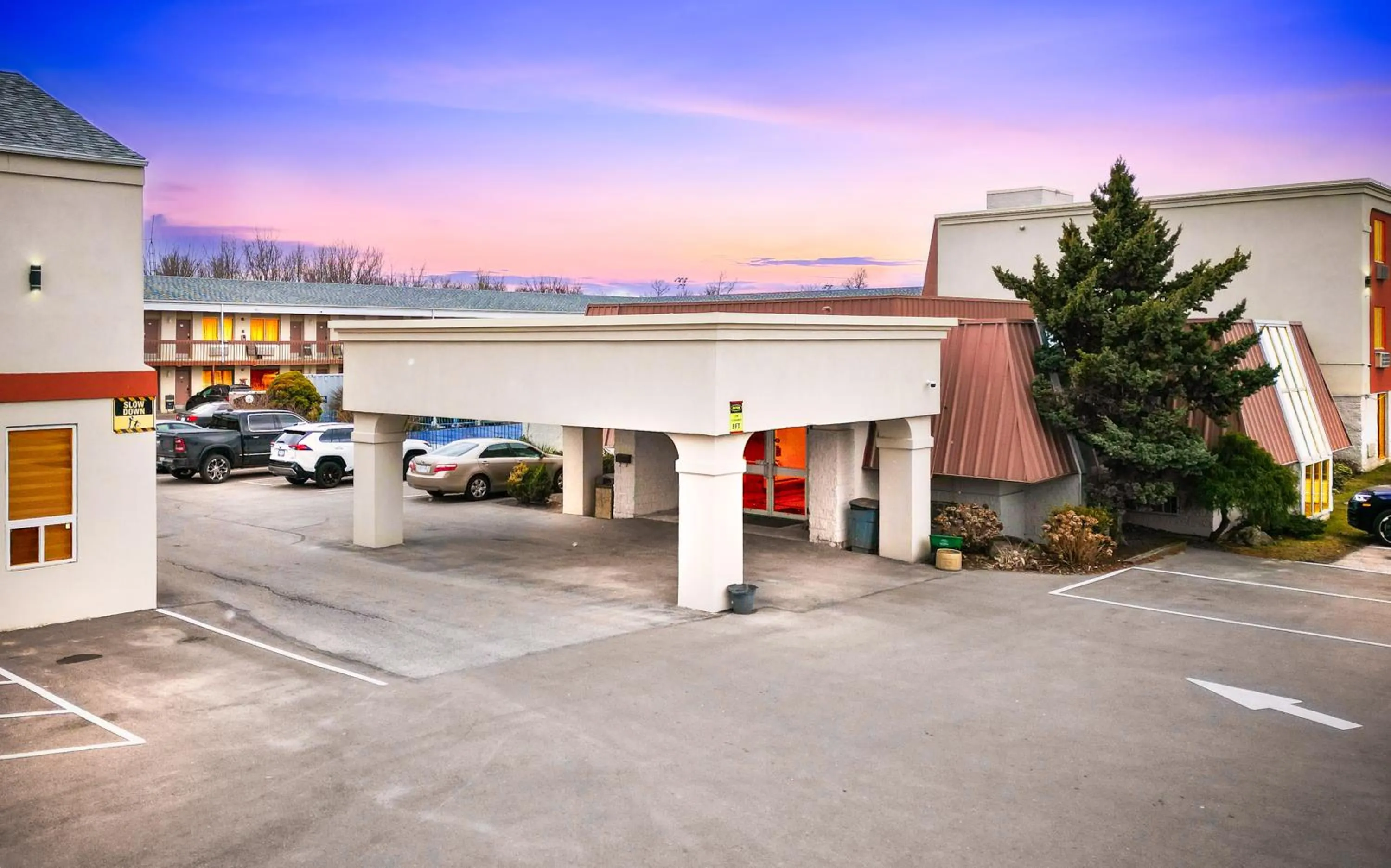 Property building in Niagara Lodge & Suites