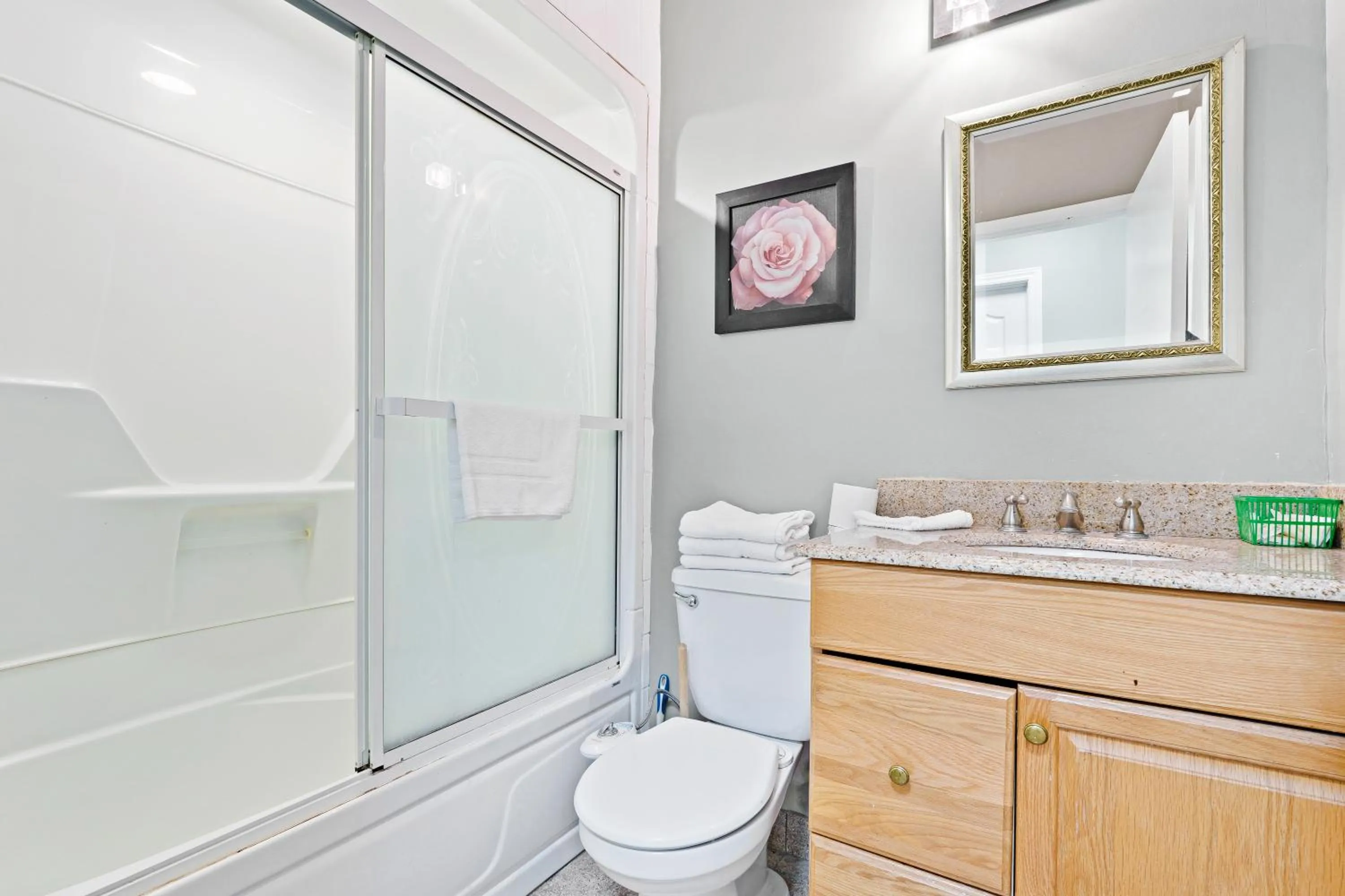 Bathroom in Niagara Lodge & Suites