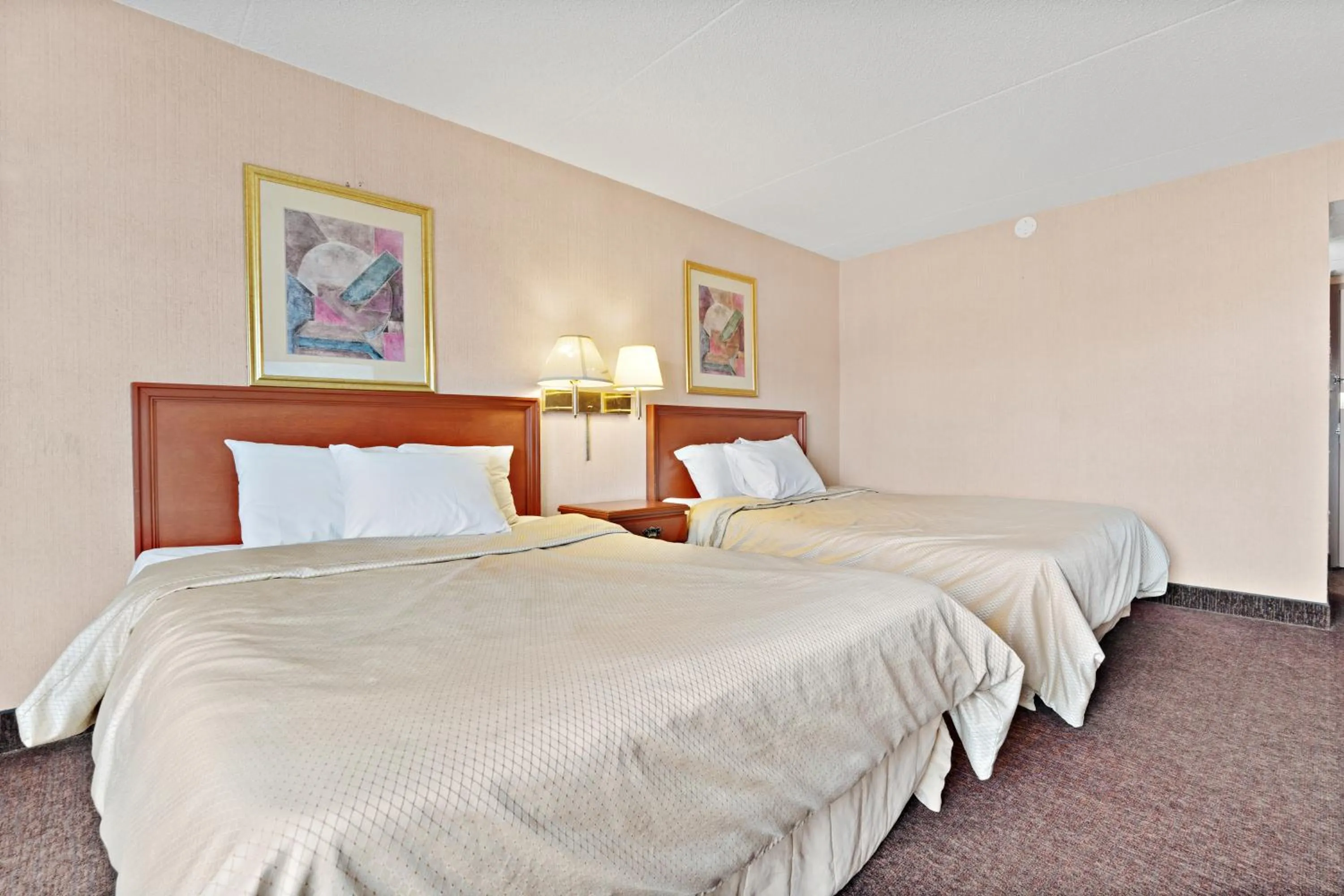 Bedroom, Bed in Niagara Lodge & Suites