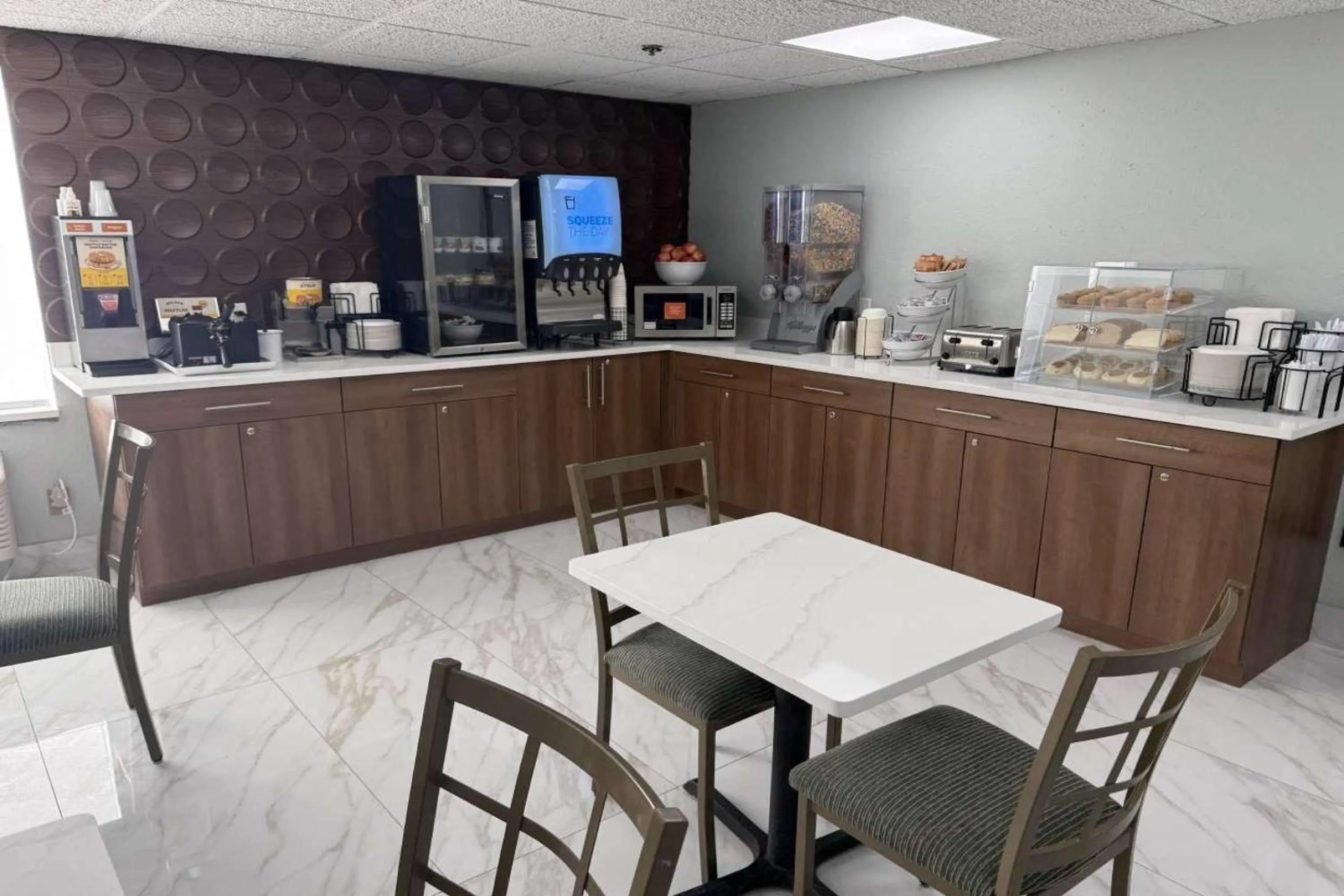 Restaurant/places to eat in Wingate by Wyndham Livonia