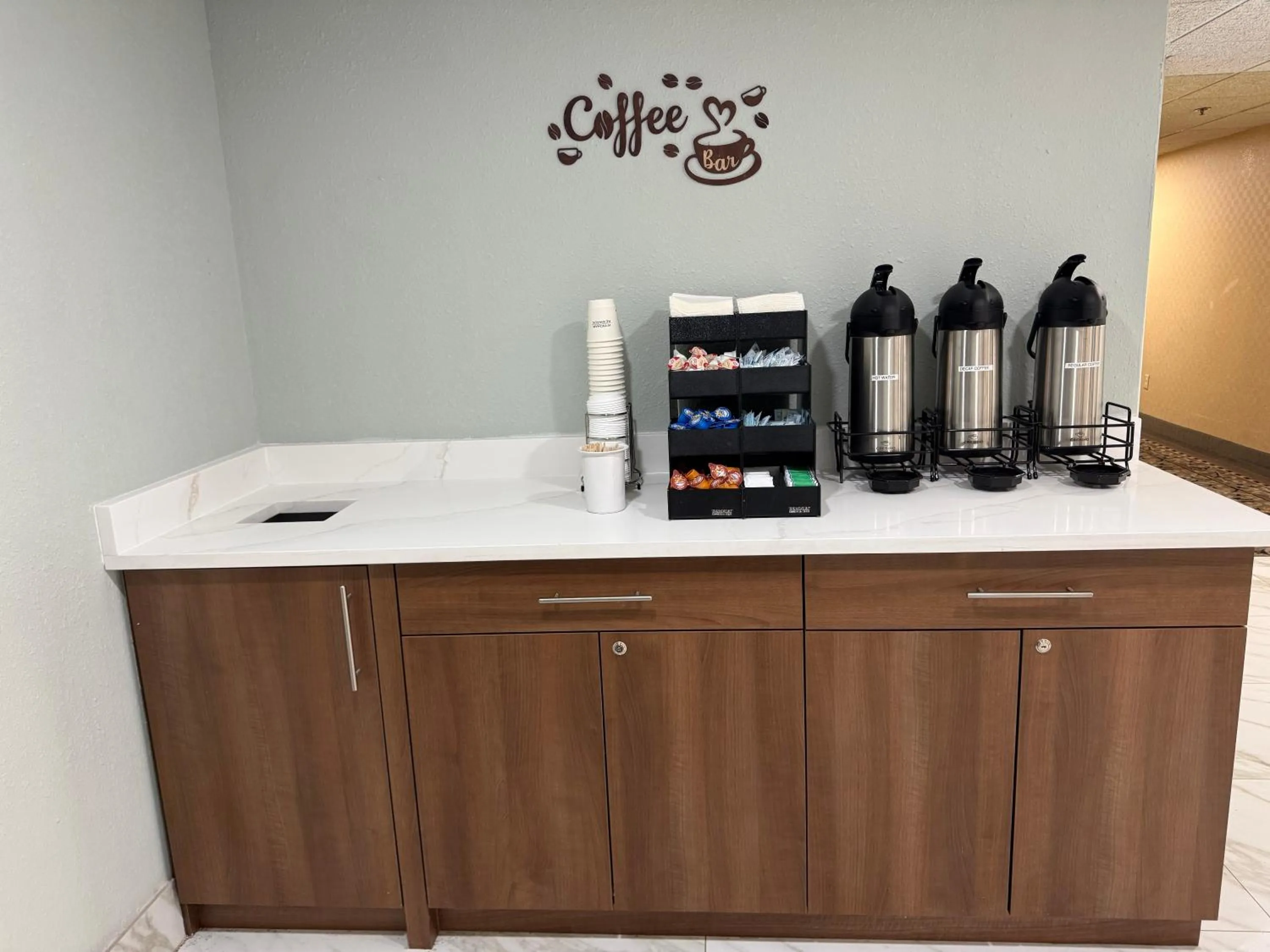 Coffee/tea facilities in Wingate by Wyndham Livonia