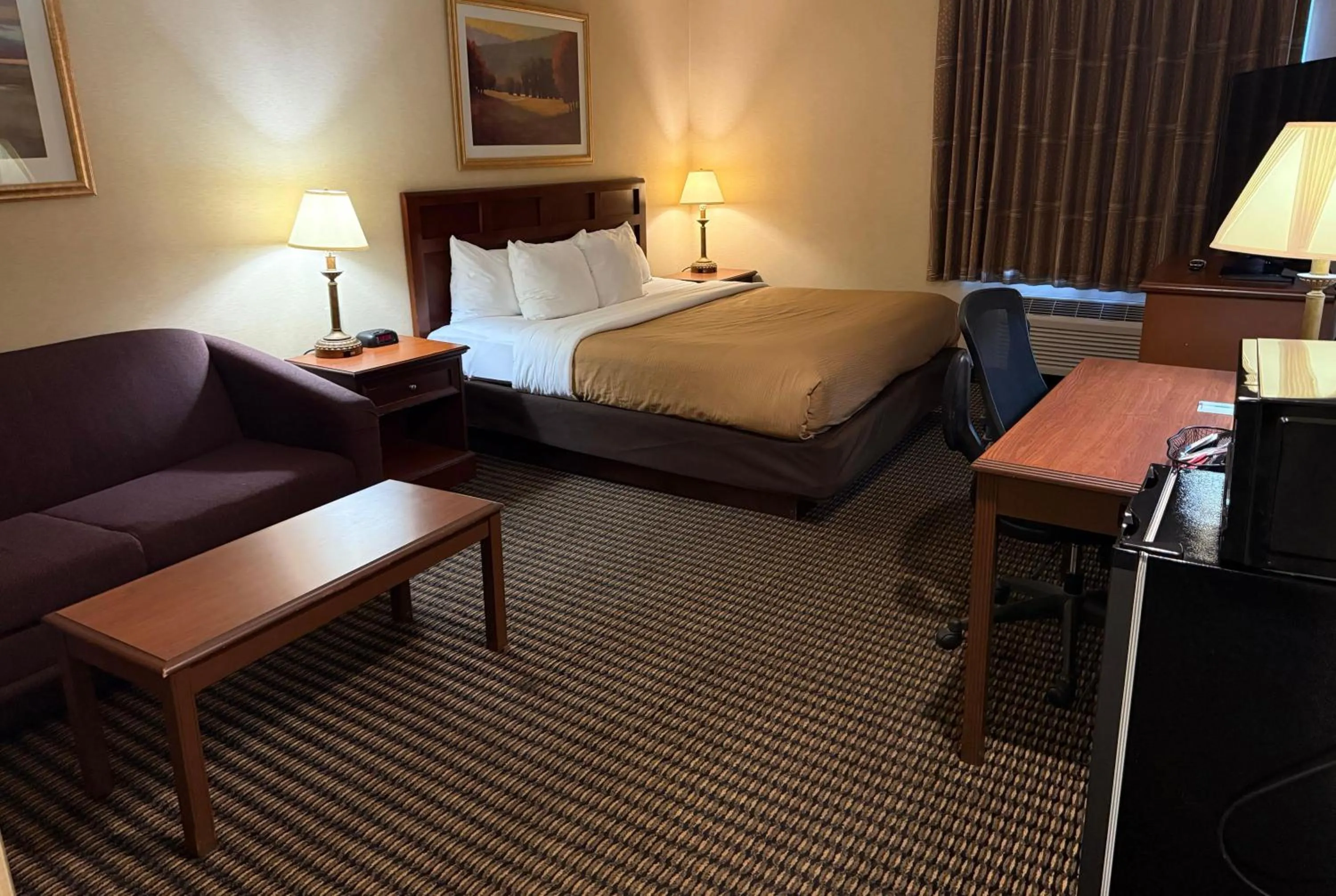 Photo of the whole room, Bed in Wingate by Wyndham Livonia