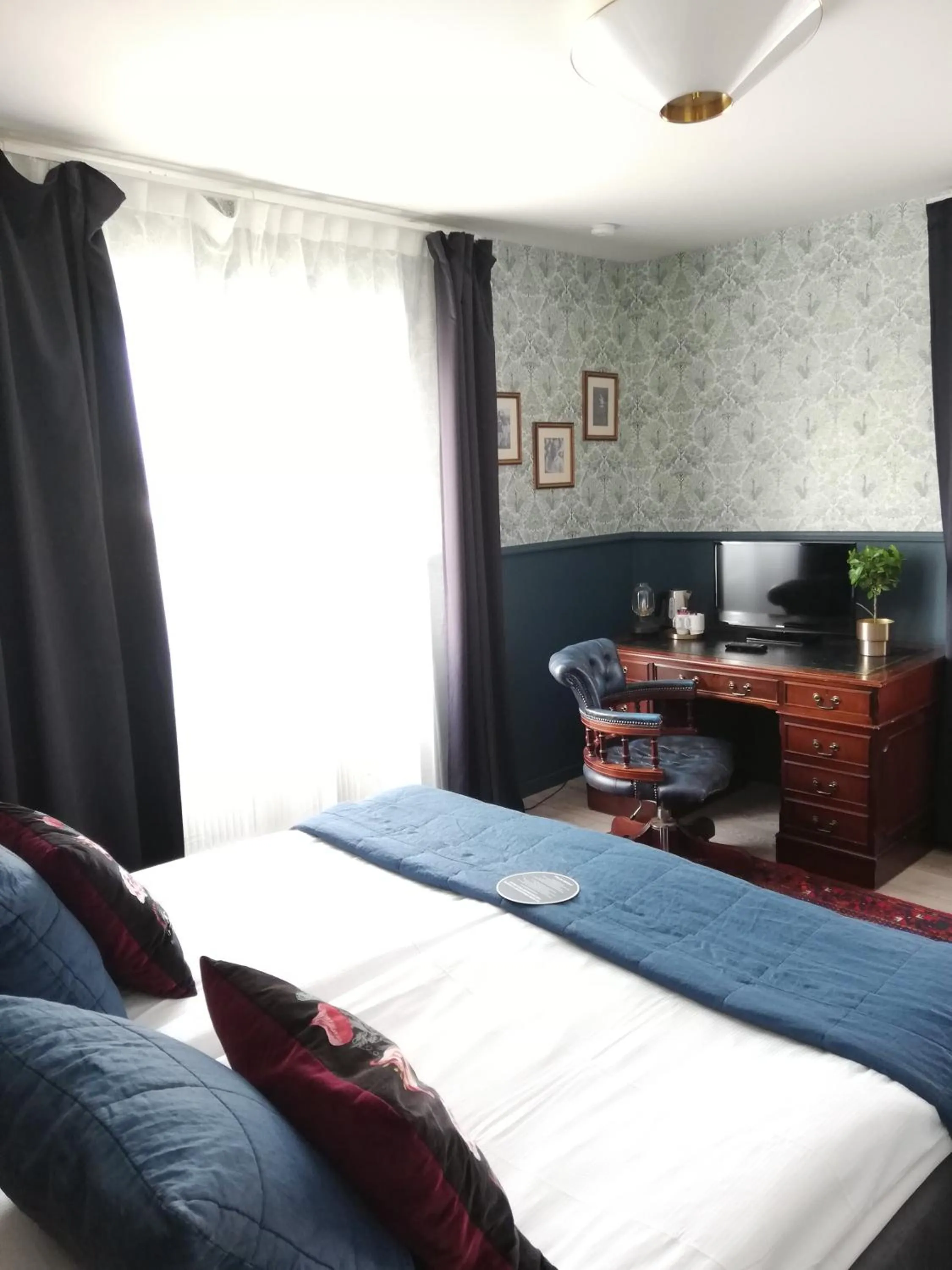 Bed in Strand Hotell