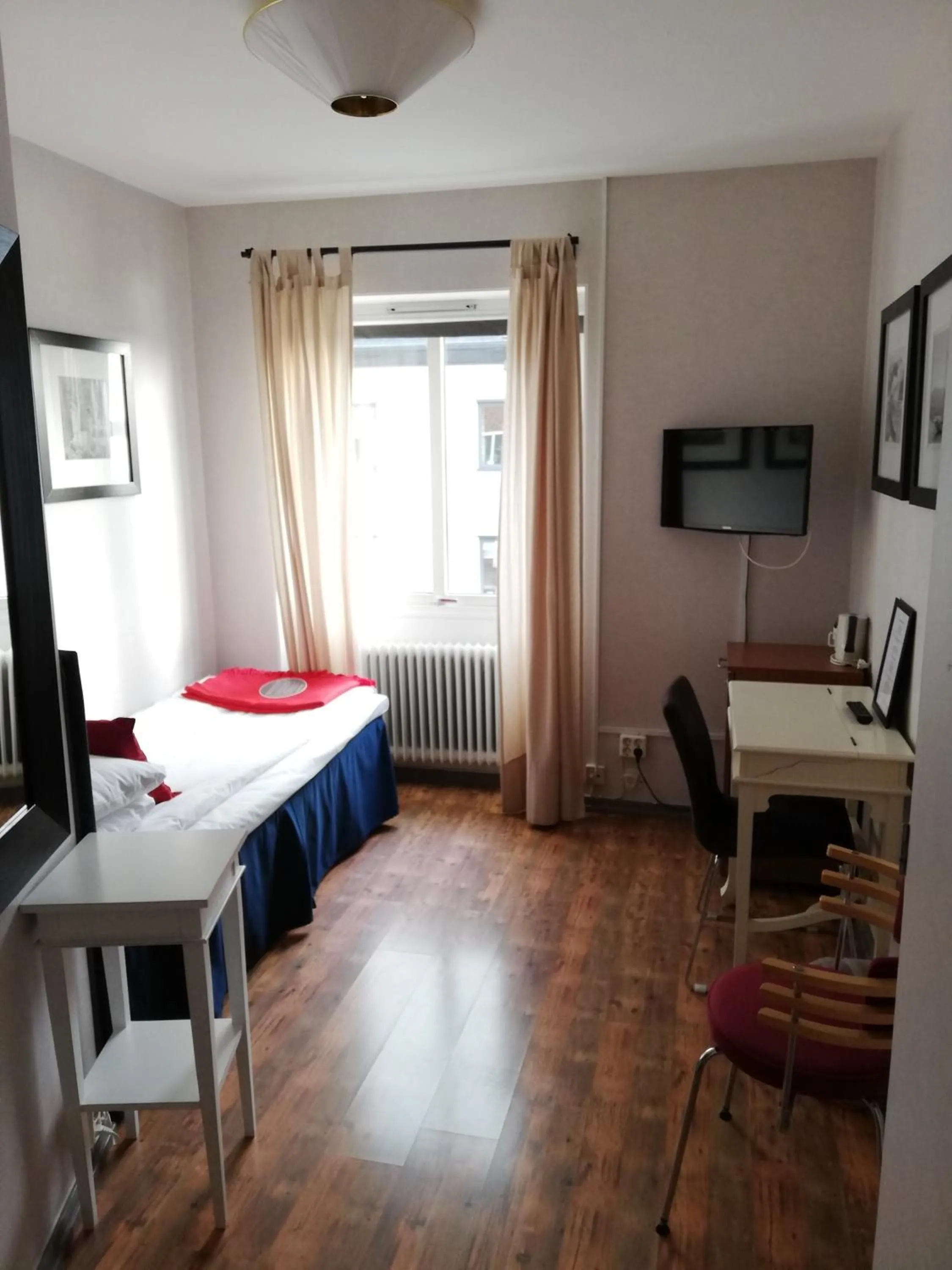 Bed in Strand Hotell