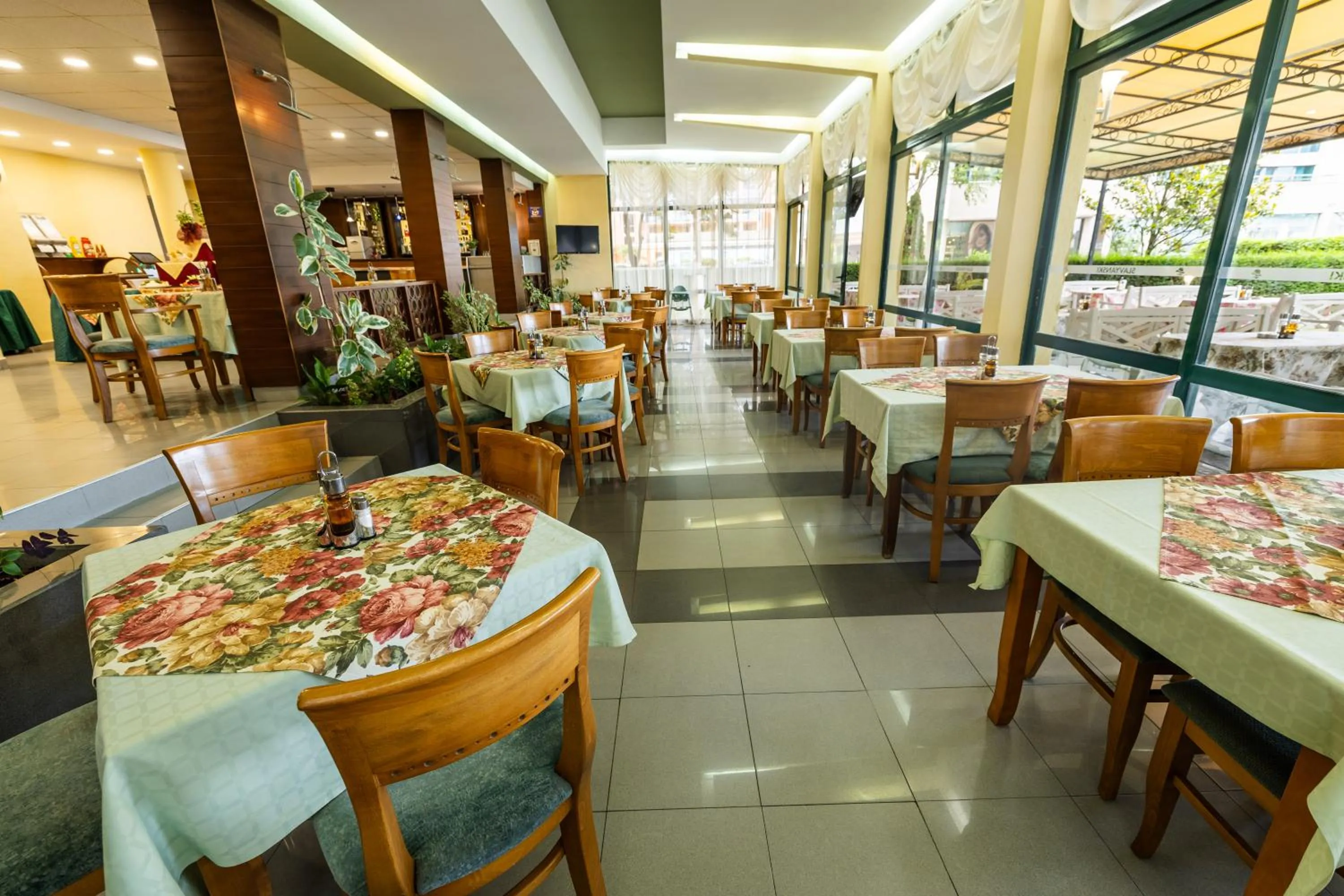 Restaurant/places to eat in Hotel Slavyanski