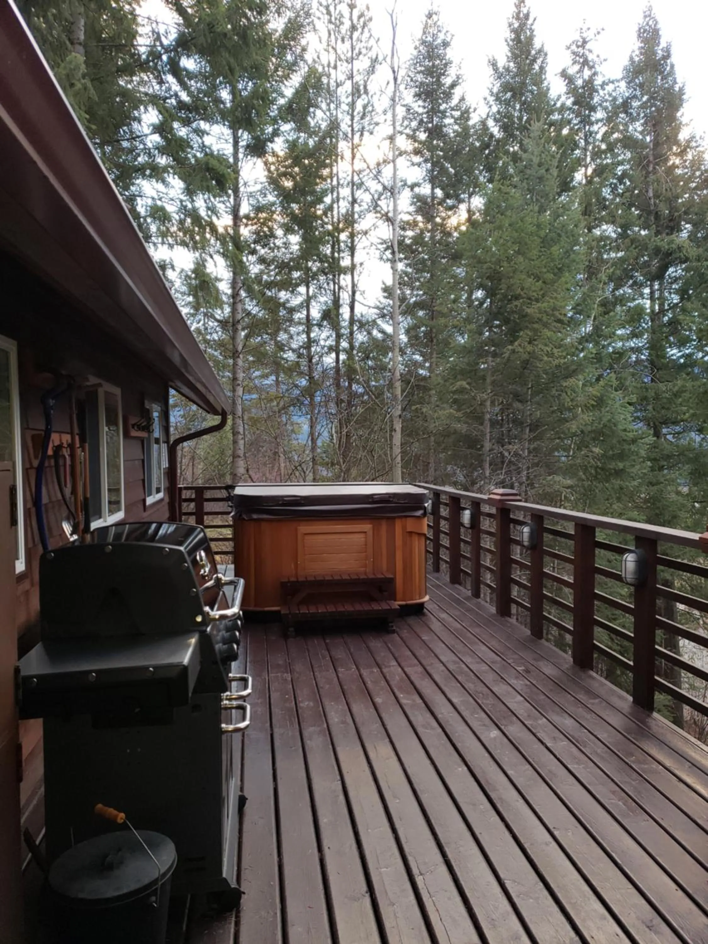 Patio in Cedar House Restaurant & Chalets