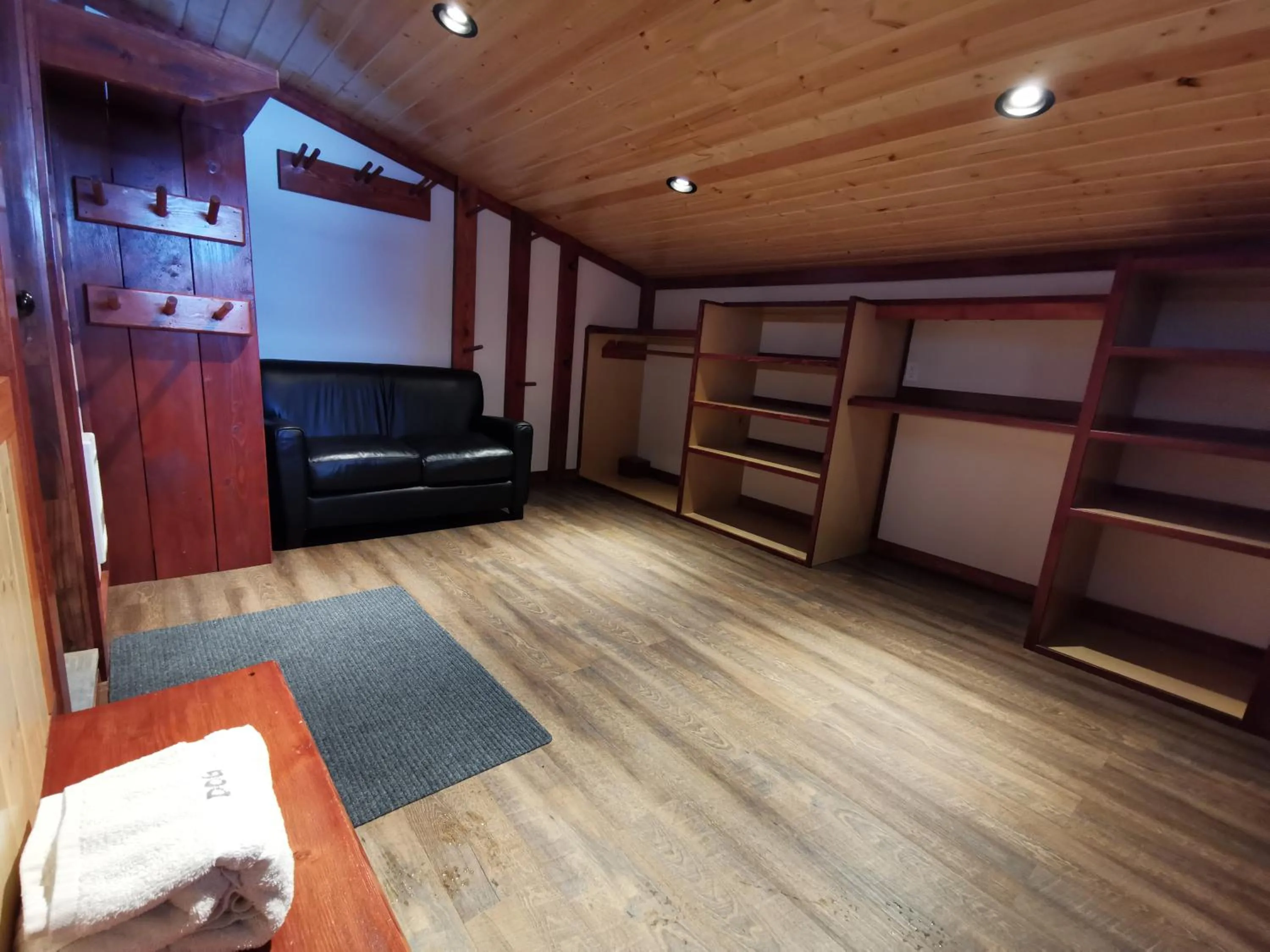 Facade/entrance, Bed in Cedar House Restaurant & Chalets