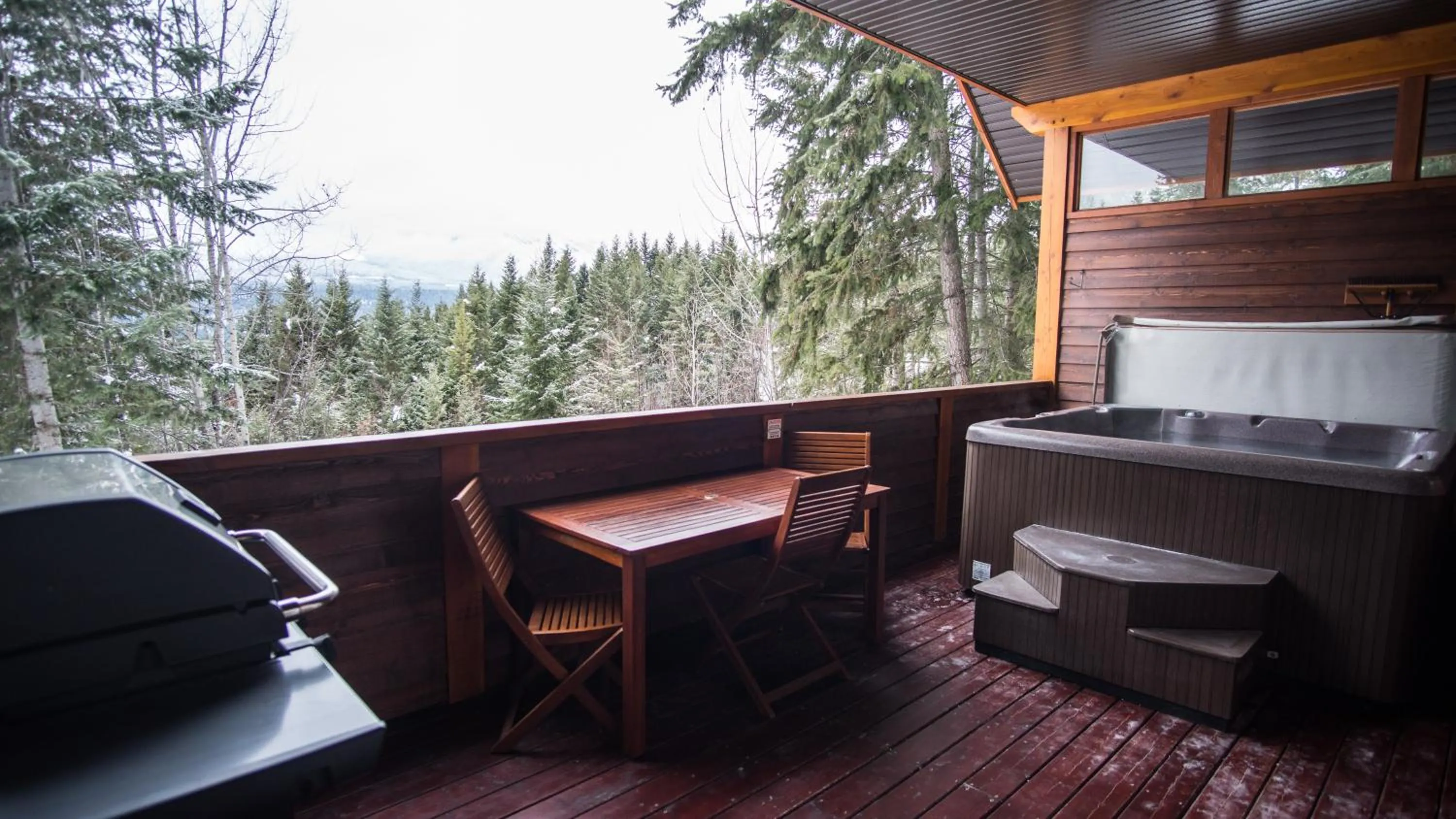 Patio in Cedar House Restaurant & Chalets