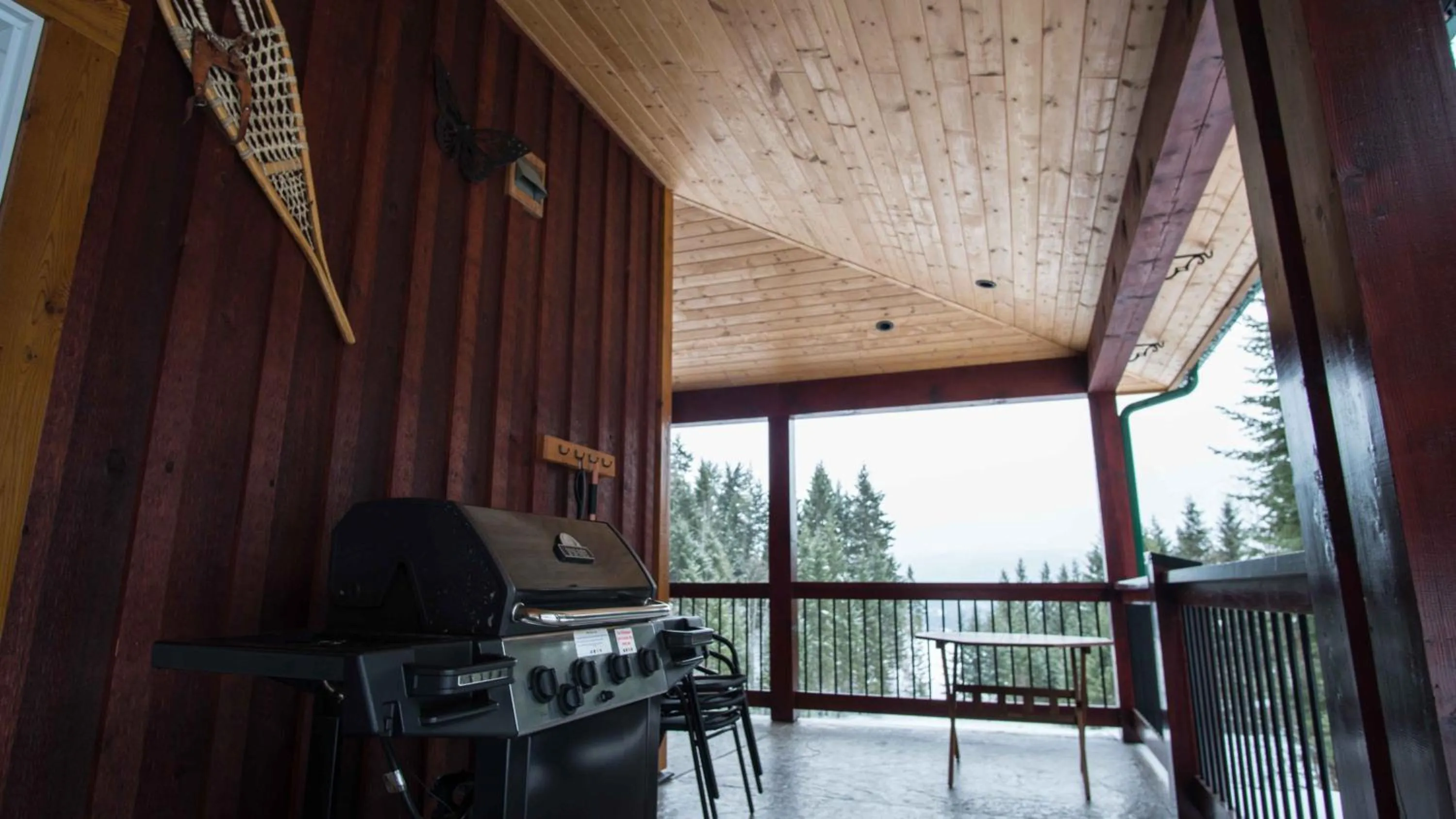 Patio in Cedar House Restaurant & Chalets